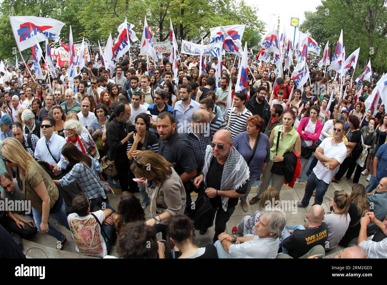 Bildnummer : 59829199 Datum : 13.06.2013 Copyright : imago/Xinhua (130614) -- ATHÈNES, 2013 (Xinhua) -- des manifestants crient des slogans et brandissent des banderoles devant le bâtiment de la Société hellénique de radiodiffusion (ERT) à Athènes le 13 juin 2013 pour protester contre la fermeture de l'ERT. La Grèce est en proie à une nouvelle grève générale de 24 heures jeudi, alors que les deux principaux syndicats parapluie d'employés des secteurs public et privé ADEDY et GSEE protestent contre la décision du gouvernement de fermer la chaîne de télévision et de radio publique Hellenic Broadcasting Corporation (ERT). (Xinhua/Marios Lolos) (zw) Banque D'Images