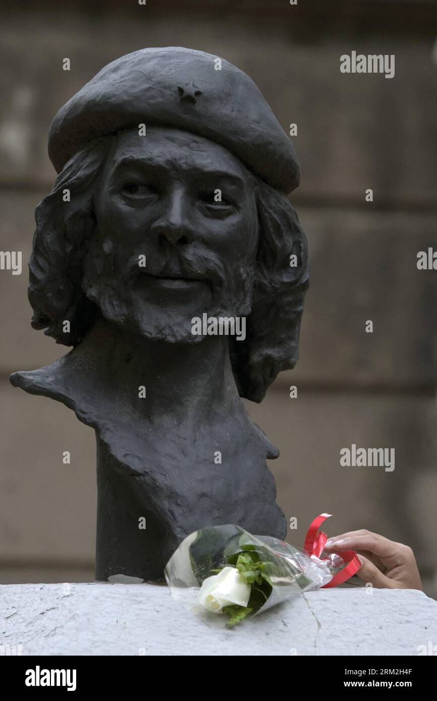Bildnummer : 59836129 Datum : 14.06.2013 Copyright : imago/Xinhua MEXICO, 14 juin 2013 - Une fleur est placée sous le buste de la légende de la guérilla argentino-cubaine Ernesto Che Guevara lors d'un événement pour commémorer le 85e anniversaire de son anniversaire, à Mexico, capitale du Mexique, le 14 juin 2013. (Xinhua/Alejandro Ayala) MEXICO-CHE-ANNIVERSAIRE PUBLICATIONxNOTxINxCHN People Politik Geburtstag Ehrung Jahrestag Gedenken Büste Denkmal premiumd x0x mb 2013 hoch 59836129 Date 14 06 2013 Copyright Imago XINHUA Mexico 14 2013 juin une fleur EST placée sous le buste de l'Argentin Banque D'Images