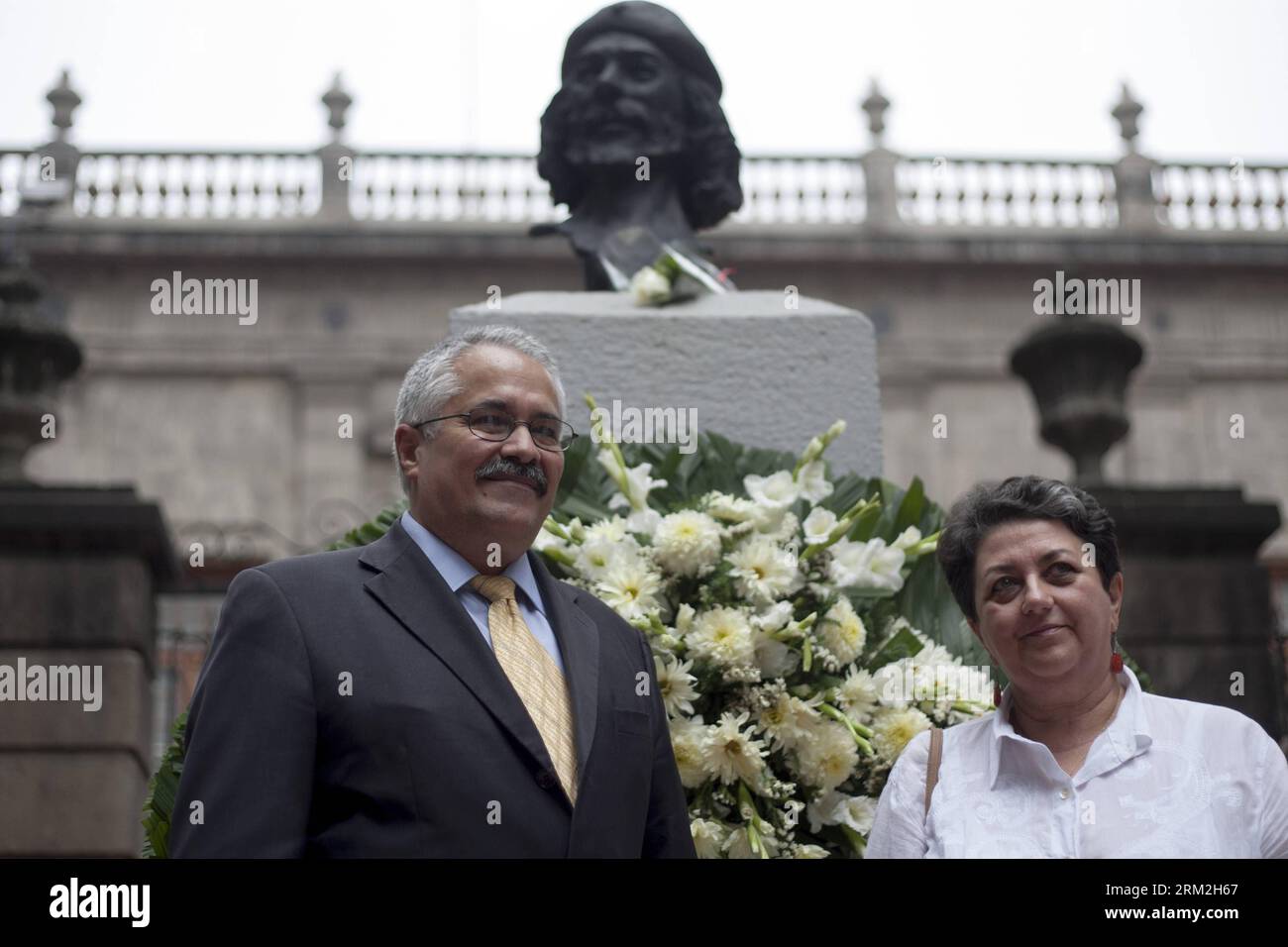 Bildnummer : 59836130 Datum : 14.06.2013 Copyright : imago/Xinhua MEXICO, le 14 juin 2013 - l'ambassadeur cubain au Mexique, Dagoberto Rodriguez Barrera (L), pose avec le buste de la légende de la guérilla argentino-cubaine Ernesto Che Guevara lors d'un événement commémorant le 85e anniversaire de son anniversaire, à Mexico, capitale du Mexique, le 14 juin 2013. (Xinhua/Alejandro Ayala) MEXICO-CHE-ANNIVERSARY PUBLICATIONxNOTxINxCHN People Politik Geburtstag Ehrung Jahrestag Gedenken Büste Denkmal premiumd x0x mb 2013 quer 59836130 Date 14 06 2013 Copyright Imago XINHUA Mexico 14 2013 juin cubain Banque D'Images