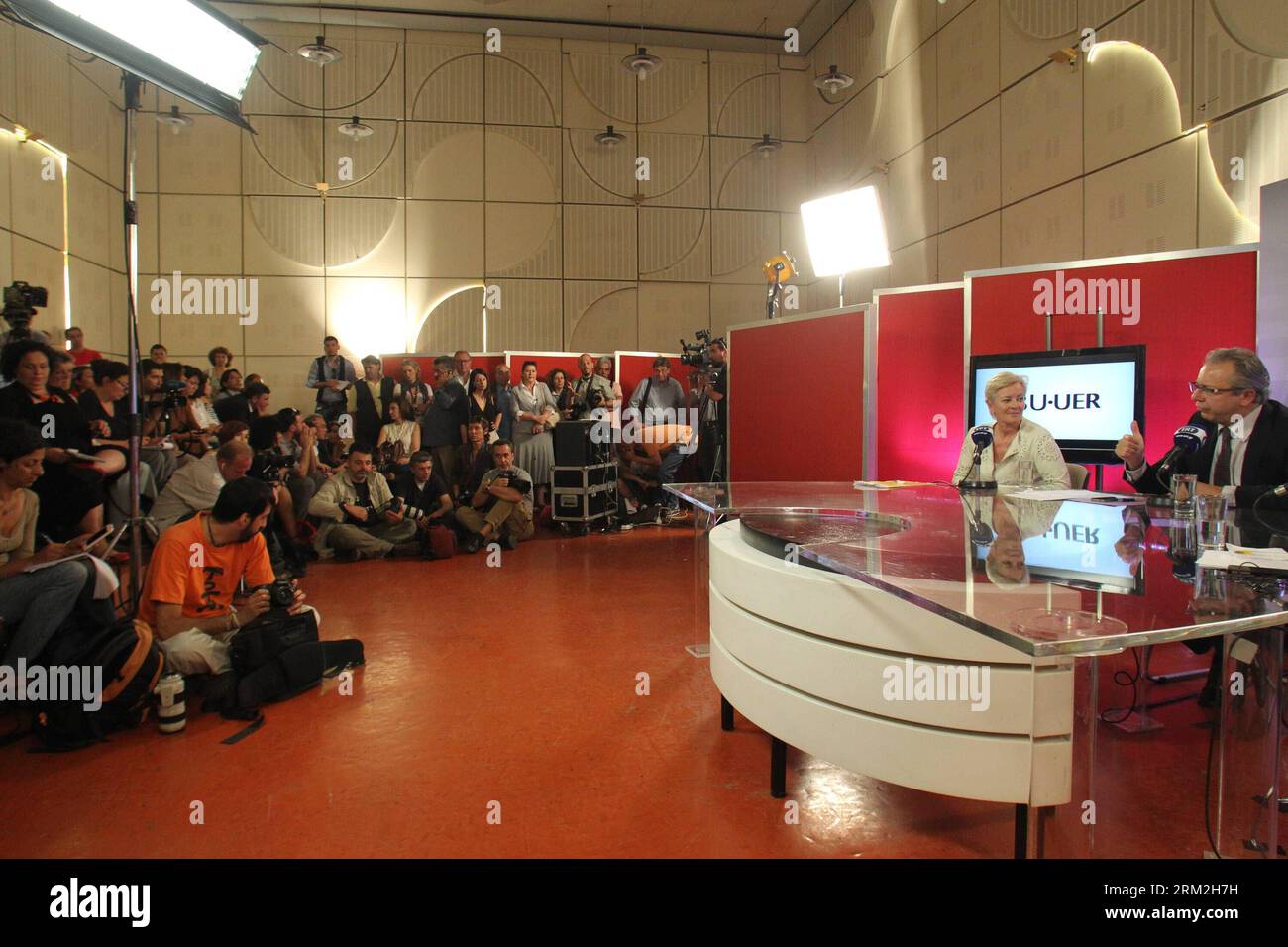 Bildnummer : 59836135 Datum : 14.06.2013 Copyright : imago/Xinhua (130614) -- ATHÈNES, le 14 juin 2013 (Xinhua) -- Jean-Paul Philippot (1e R), président de l'Union européenne de radio-télévision (UER), assiste à une conférence de presse au siège de la chaîne de télévision et de radio d'État grecque (ERT) à Athènes, Grèce, le 14 juin 2013. Le conflit intense autour de la décision soudaine du gouvernement grec de fermer ERT mardi minuit a été renvoyé devant les tribunaux vendredi, dans un contexte de tensions croissantes autour de la première grande vague de licenciements dans le secteur public du pays. (Xinhua/Marios Lolos) GRÈCE-ATHÈNES-EBU-ERT-S. Banque D'Images