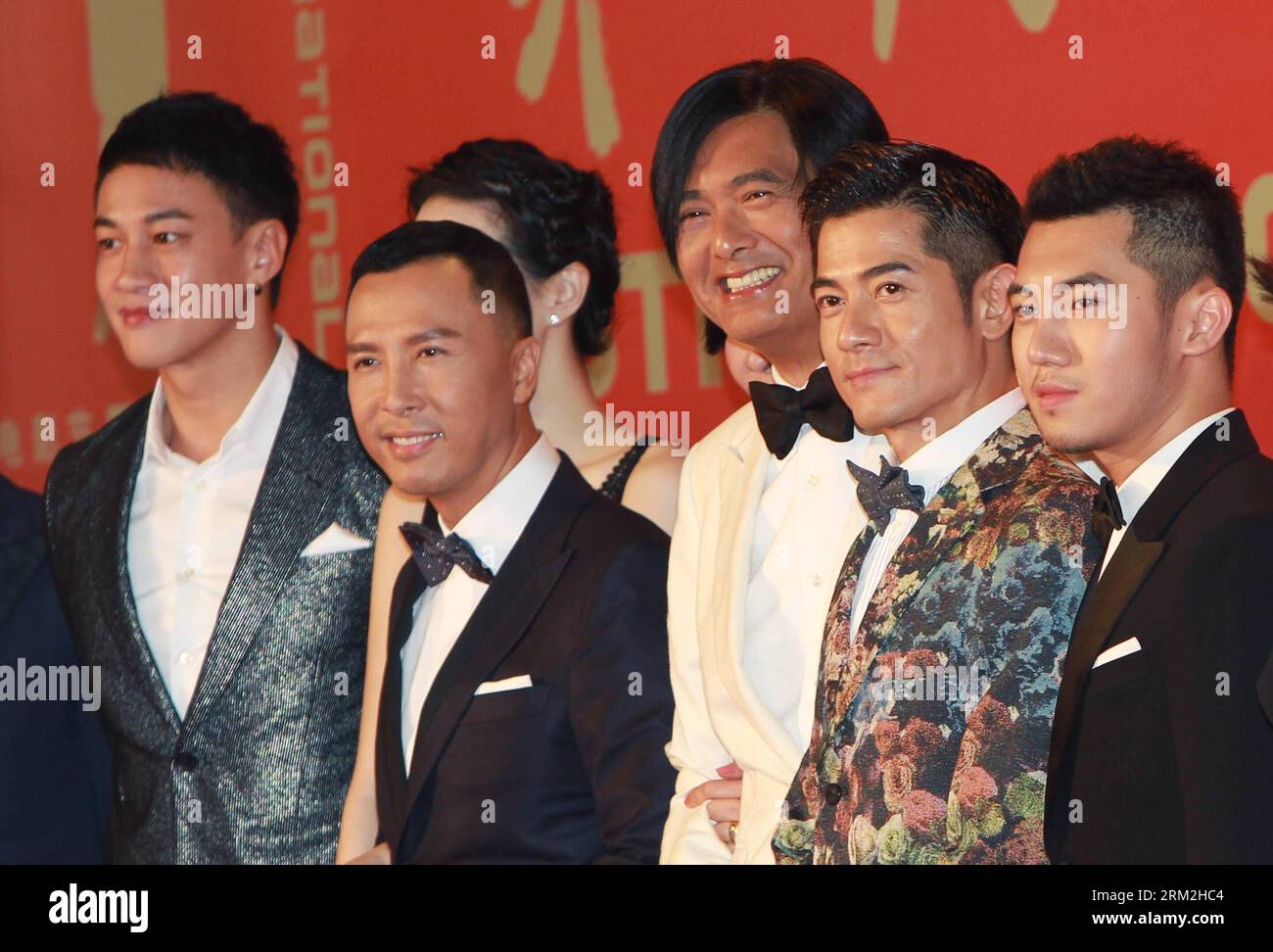 Bildnummer: 59838465  Datum: 15.06.2013  Copyright: imago/Xinhua (130615) -- SHANGHAI, June 15, 2013 (Xinhua) -- Movie stars (4th R) Donnie Yen, Chow Yun-fat (3rd R) and Aaron Kwok (2nd R) pose on the red carpet for the opening ceremony of the 16th Shanghai International Film Festival in Shanghai, east China, June 15, 2013. (Xinhua/Pei Xin) (hdt) CHINA-SHANGHAI-FILM FESTIVAL-OPEN (CN) PUBLICATIONxNOTxINxCHN Entertainment People Film Filmfestival xcb x0x 2013 quer premiumd      59838465 Date 15 06 2013 Copyright Imago XINHUA  Shanghai June 15 2013 XINHUA Movie Stars 4th r Donnie Yen Chow Yun Fa Banque D'Images