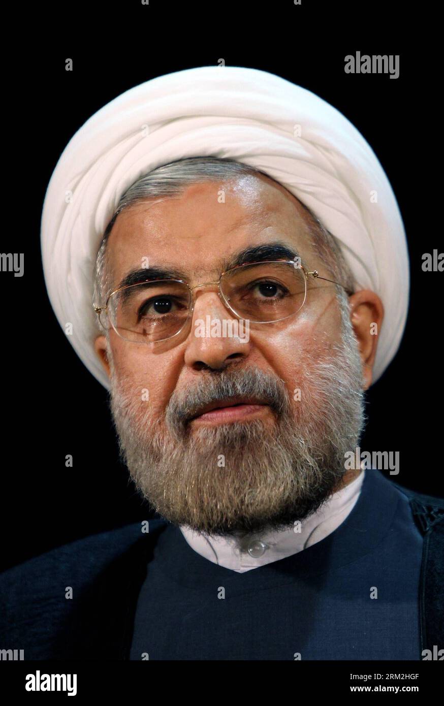 Bildnummer : 59839073 Datum : 07.05.2013 Copyright : imago/Xinhua photo prise le 7 mai 2013 montre l'ancien négociateur nucléaire iranien Hassan Rouhani réagissant lors d'une conférence de presse après l'inscription pour la 11e élection présidentielle iranienne au ministère de l'intérieur à Téhéran. Hassan Rouhani a vaincu ses candidats conservateurs rivaux à l élection présidentielle iranienne de 2013 samedi en remportant 18 613 329 voix sur 36 704 156 voix décomptées, soit 50,7% de toutes les voix, avec un taux de participation de 72,2%. (Xinhua/Ahmad Halabisaz) IRAN-ÉLECTION-NOUVEAU PRÉSIDENT-HASSAN-FILE PUBLICATI Banque D'Images