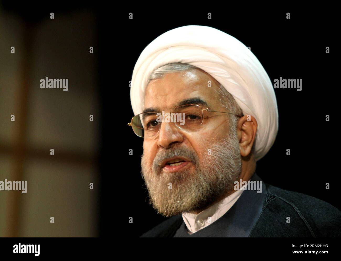 Bildnummer : 59839074 Datum : 07.05.2013 Copyright : imago/Xinhua photo prise le 7 mai 2013 montre l'ancien négociateur nucléaire iranien Hassan Rouhani réagissant lors d'une conférence de presse après l'inscription pour la 11e élection présidentielle iranienne au ministère de l'intérieur à Téhéran. Hassan Rouhani a vaincu ses candidats conservateurs rivaux à l élection présidentielle iranienne de 2013 samedi en remportant 18 613 329 voix sur 36 704 156 voix décomptées, soit 50,7% de toutes les voix, avec un taux de participation de 72,2%. (Xinhua/Ahmad Halabisaz) IRAN-ÉLECTION-NOUVEAU PRÉSIDENT-HASSAN-FILE PUBLICATI Banque D'Images