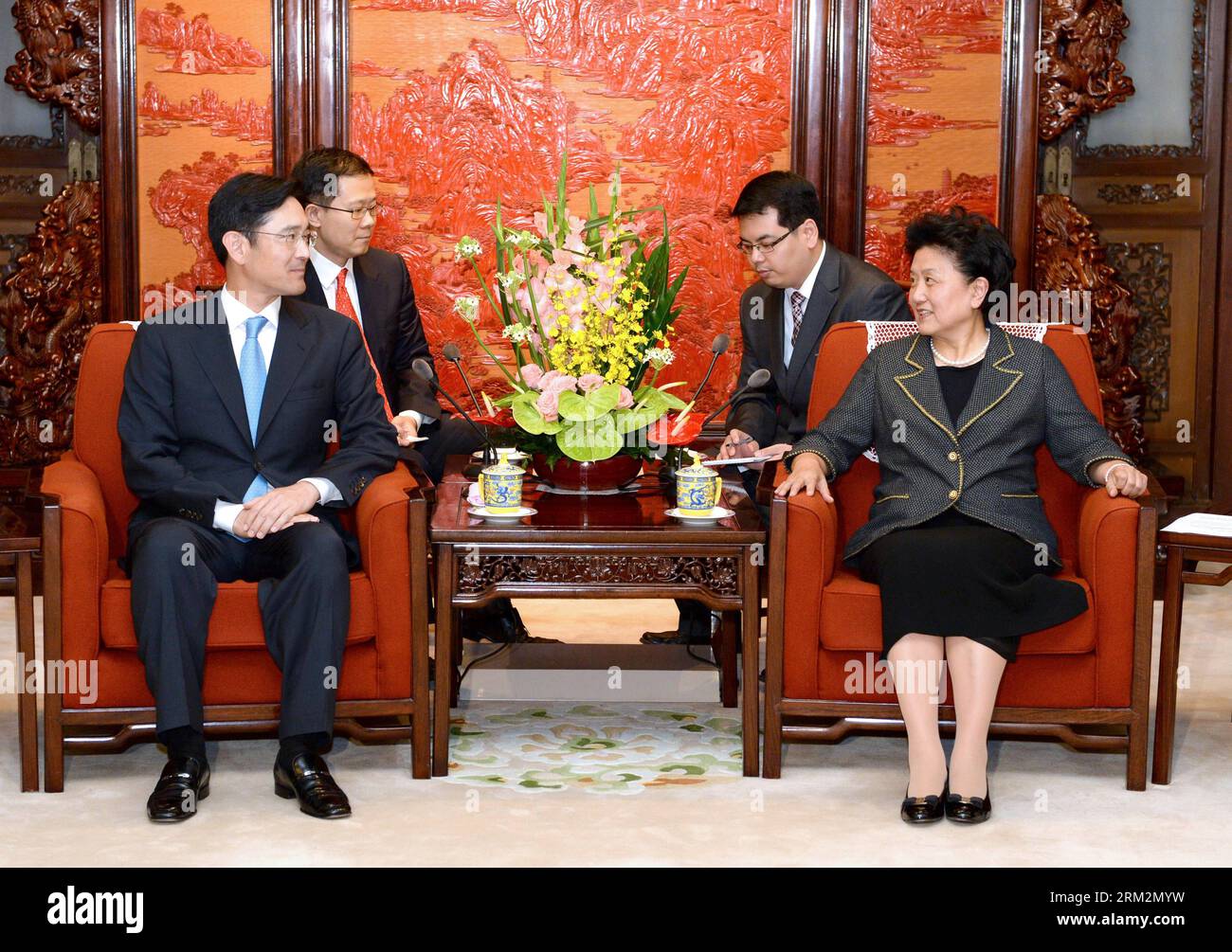Bildnummer : 59884140 Datum : 21.06.2013 Copyright : imago/Xinhua (130621) -- PÉKIN, 21 juin 2013 (Xinhua) -- le vice-premier ministre chinois Liu Yandong (à droite) rencontre Lee Jae-yong (à gauche), vice-président du groupe Samsung, à Pékin, capitale de la Chine, le 21 juin 2013. (Xinhua/Ma Zhancheng) (xzj) CHINA-BEIJING-LIU YANDONG-SAMSUNG-LEE JAE-YONG-MEETING (CN) PUBLICATIONxNOTxINxCHN People Politik Wirtschaft premiumd x0x xmb 2013 quer 59884140 Date 21 06 2013 Copyright Imago XINHUA Beijing juin 21 2013 le vice-premier ministre chinois de XINHUA Liu Yandong r rencontre Lee Jae Yong l vice-président du groupe Samsung à Beij Banque D'Images