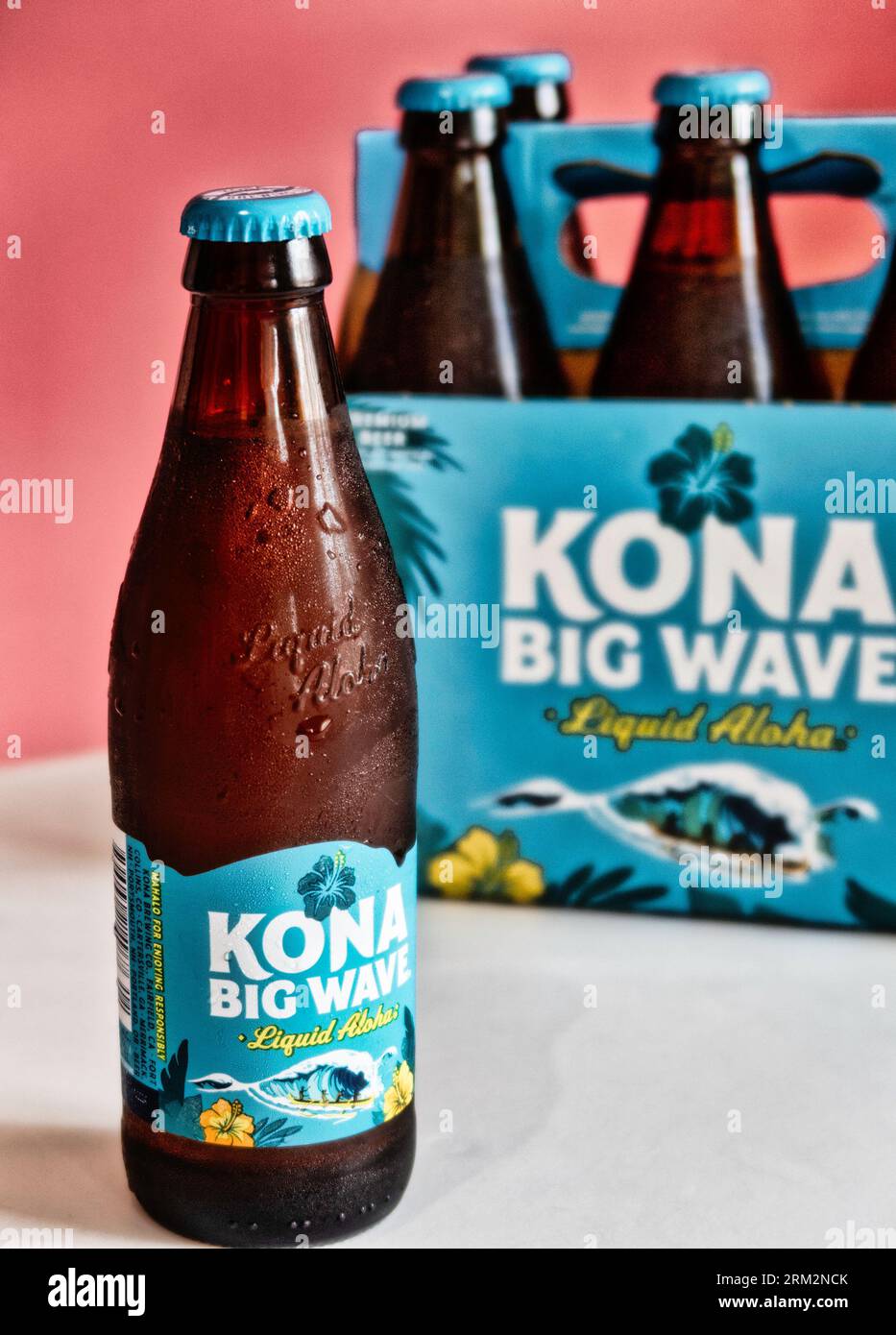 Nature morte d'une bouteille et six paquets de bière Kona Big Wave, 2023, États-Unis Banque D'Images