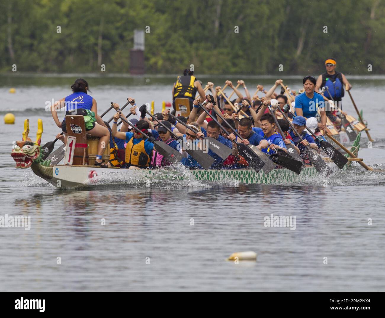 Bildnummer : 59891219 Datum : 22.06.2013 Copyright : les participants imago/Xinhua pagaient dans le lac Ontario lors du 25e Festival international de courses de bateaux-dragons de Toronto à Centre Island à Toronto, Canada, le 22 juin 2013. Plus de 5 000 athlètes du monde entier ont assisté à ce festival de deux jours. (Xinhua/Zou Zheng) (SP)CANADA-TORONTO-DRAGON BOAT RACE FESTIVAL PUBLICATIONxNOTxINxCHN Gesellschaft Drachenboot Drachenbootrennen Drachenbootregatta xdp x0x 2013 quer premiumd 59891219 Date 22 06 2013 Copyright les concurrents Imago XINHUA PAGAIENT dans le lac Ontario pendant le 25e Dragon international de Toronto Banque D'Images