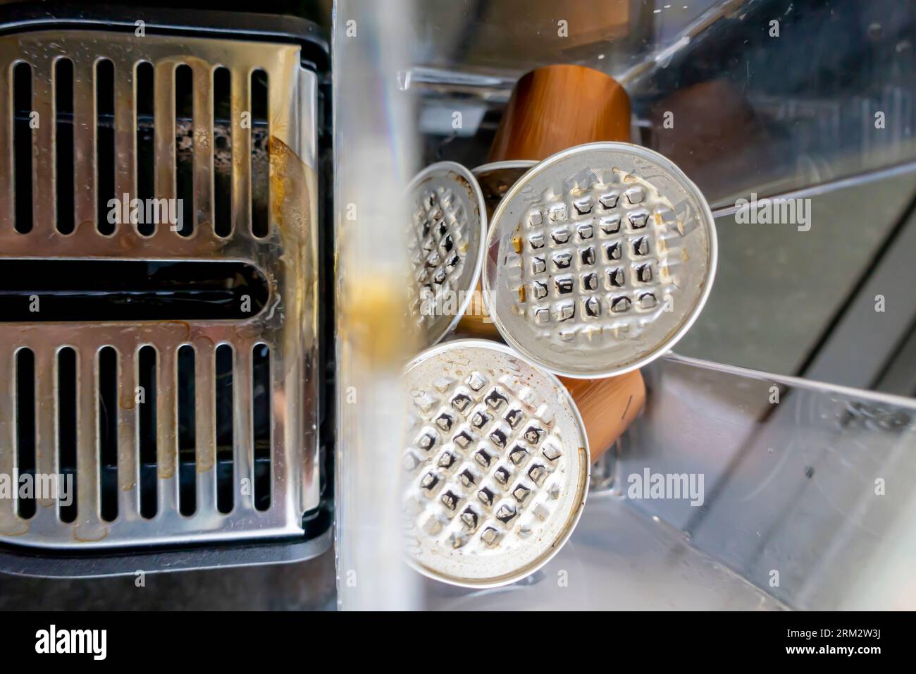 Capsules de café expresso usagées. Capsule de café Nespresso jetée. Dosettes de café dans la machine utilisée, capsules nespresso perforées, dosettes de café percées Banque D'Images