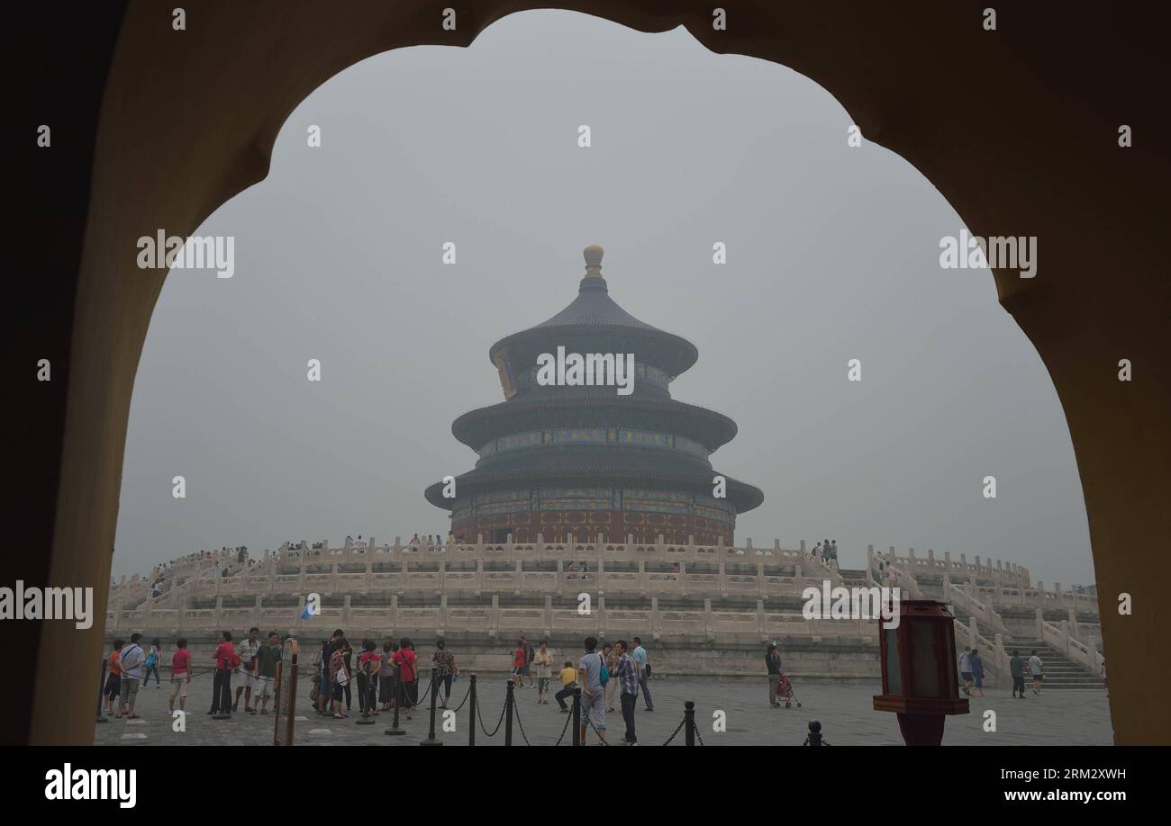 Bildnummer : 59914120 Datum : 28.06.2013 Copyright : imago/Xinhua (120628) -- PÉKIN, 28 juin 2013 (Xinhua) -- une photo prise le 28 juin 2013 montre la salle de prière pour les bonnes récoltes bémistée dans la brume au Temple du ciel à Pékin, capitale de la Chine. La plupart des régions de Pékin sont enveloppées par une brume sévère vendredi. (Xinhua/Wang Qingqin)(wjq) CHINA-BEIJING-HAZE (CN) PUBLICATIONxNOTxINxCHN xcb x0x 2013 quer 59914120 Date 28 06 2013 Copyright Imago XINHUA Pékin juin 28 2013 XINHUA photo prise LE 28 2013 juin montre la salle de prière pour les bonnes récoltes dans LA BRUME AU Temple du ciel à BEI Banque D'Images