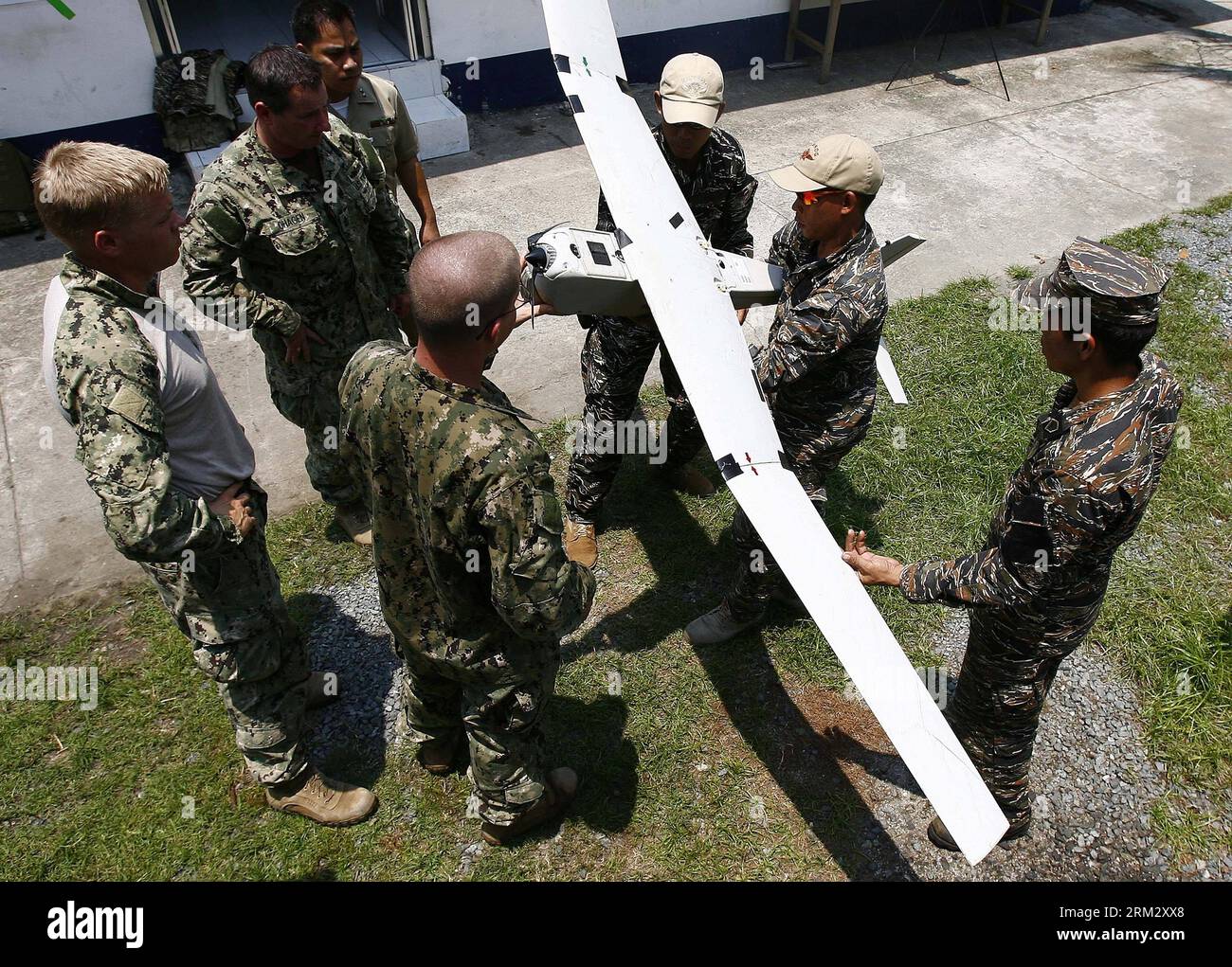 Bildnummer : 59914286 Datum : 28.06.2013 Copyright : imago/Xinhua (130628) -- MANILLE, 28 juin 2013 (Xinhua) -- des soldats de la marine américaine demandent à leurs homologues philippins d'assembler un véhicule aérien sans pilote (UAV) lors d'exercices militaires conjoints entre les Philippines et les États-Unis en mer de Chine méridionale, le 28 juin 2013. Les forces navales des Philippines et des États-Unis ont commencé des exercices militaires conjoints appelés Cooperation Afloat Readiness and Training (CARAT) en mer de Chine méridionale le 27 juin pour renforcer les capacités des deux parties à travers des exercices pratiques et des conférences. (Xinhua/Rouelle Umali) Banque D'Images