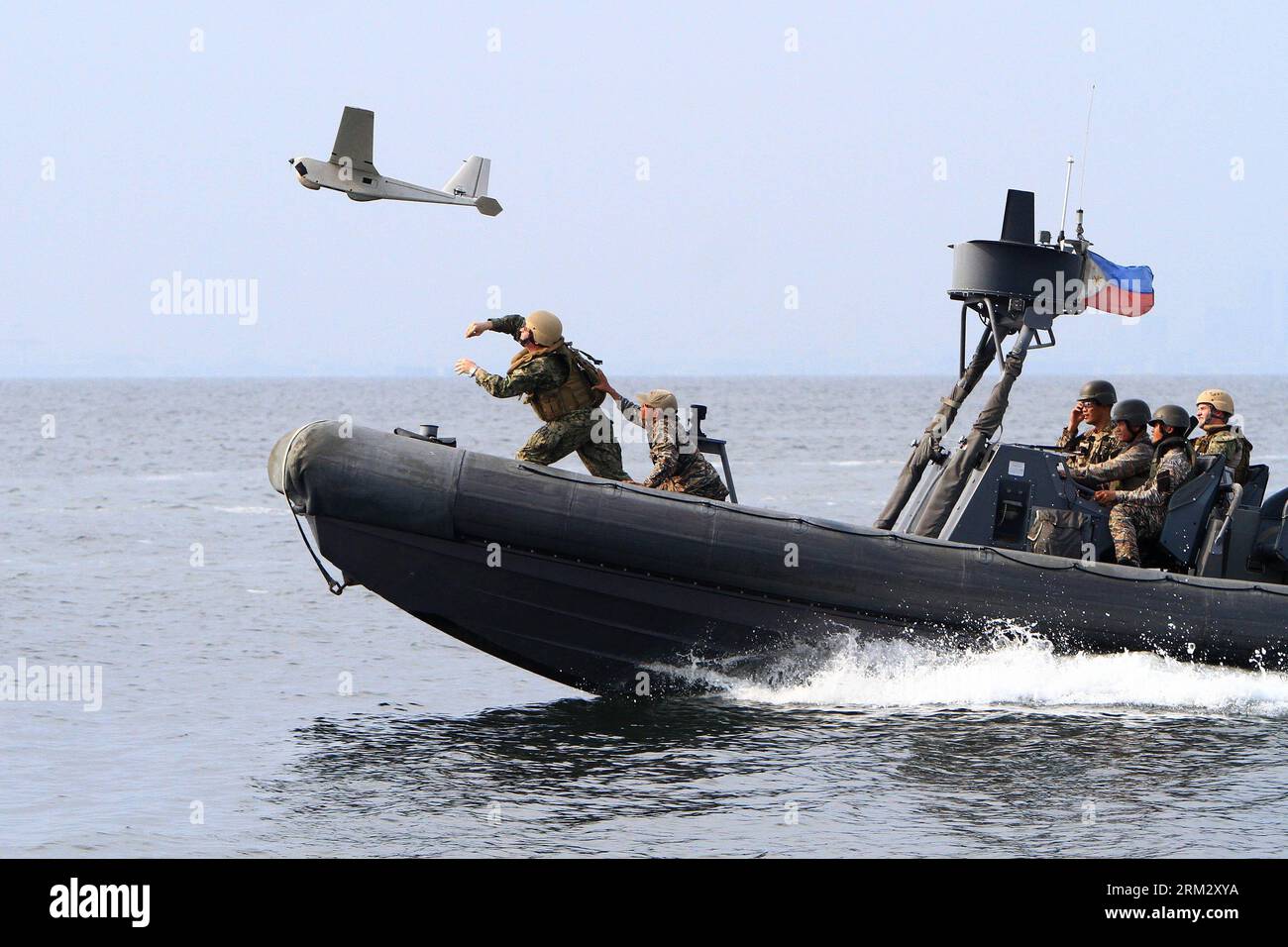 Bildnummer : 59914283 Datum : 28.06.2013 Copyright : imago/Xinhua (130628) -- MANILLE, 28 juin 2013 (Xinhua) -- des soldats de la marine américaine et leurs homologues philippins lancent un véhicule aérien sans pilote (UAV) lors d'exercices militaires conjoints entre les Philippines et les États-Unis en mer de Chine méridionale, le 28 juin 2013. Les forces navales des Philippines et des États-Unis ont commencé des exercices militaires conjoints appelés Cooperation Afloat Readiness and Training (CARAT) en mer de Chine méridionale le 27 juin pour renforcer les capacités des deux parties à travers des exercices pratiques et des conférences. (Xinhua/Rouelle Umali) (bxq) PHI Banque D'Images