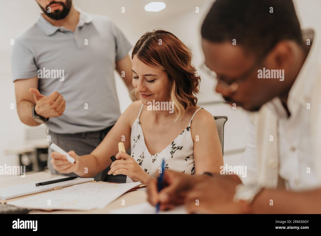 Un groupe diversifié de gens d'affaires collaborant et discutant des statistiques de profit, planifiant des projets et élaborant des stratégies pour la croissance dans un bureau moderne. Banque D'Images