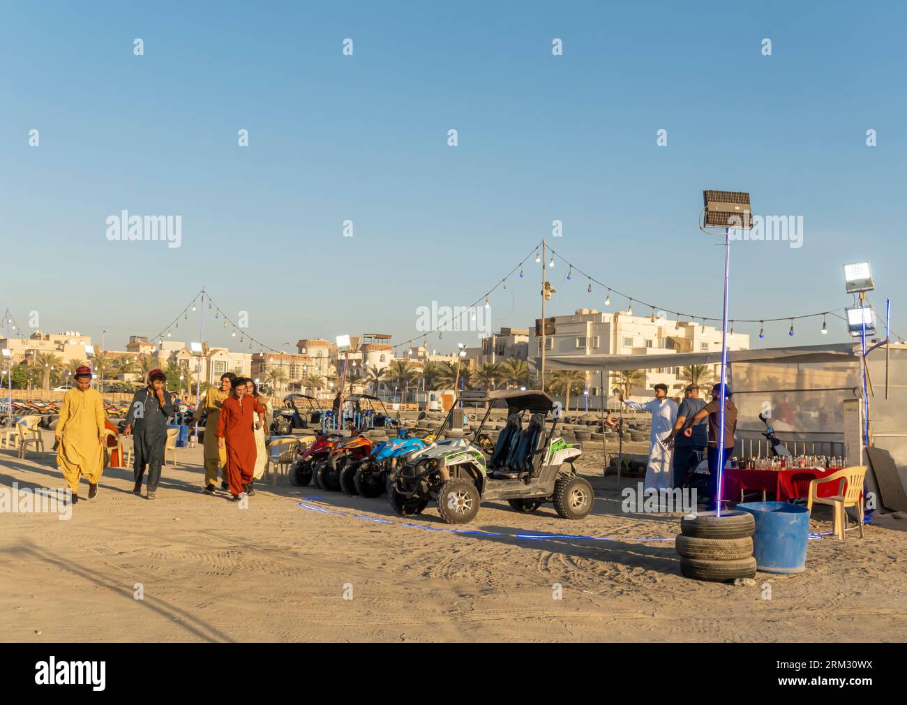 Chariots quadricycles, espace moto, espace de course automobile à Seef Bahrain. Jeunes hommes à la plage de Karbabad, Seef Beach Bahreïn, Moyen-Orient Banque D'Images