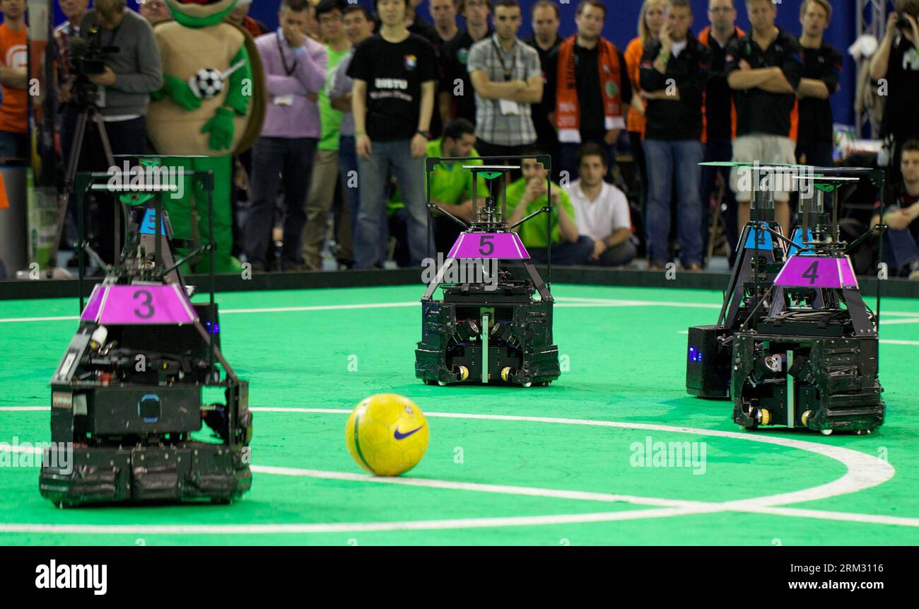 Bildnummer : 59924156 Datum : 30.06.2013 Copyright : imago/Xinhua robots de l'équipe chinoise (violet) joue contre l'équipe néerlandaise (bleu) lors de la finale de Robocup à Eindhoven, pays-Bas, le 30 juin 2013. L'équipe chinoise Water de Beijing information Science & Technology a remporté le championnat de taille moyenne en battant l'équipe néerlandaise Tech United de l'Université de technologie d'Eindhoven lors du dernier match de la RoboCup, un festival international de robots (Xinhua / Sylvia Lederer) (lyx) PAYS-BAS-EINDHOVEN-ROBOCUP-CHINE-CHAMPION PUBLICATIONxNOTxINxCHN Technik Wissens Banque D'Images Bildnummer : 59924156 Datum : 30.06.2013 Copyright : imago/Xinhua robots de l'équipe chinoise (violet) joue contre l'équipe néerlandaise (bleu) lors de la finale de Robocup à Eindhoven, pays-Bas, le 30 juin 2013. L'équipe chinoise Water de Beijing information Science & Technology a remporté le championnat de taille moyenne en battant l'équipe néerlandaise Tech United de l'Université de technologie d'Eindhoven lors du dernier match de la RoboCup, un festival international de robots (Xinhua / Sylvia Lederer) (lyx) PAYS-BAS-EINDHOVEN-ROBOCUP-CHINE-CHAMPION PUBLICATIONxNOTxINxCHN Technik Wissens Banque D'Images
