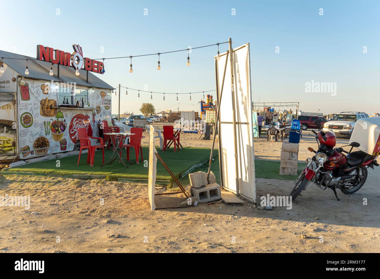 Café avec sièges extérieurs situé à la plage de Karbabad, Seef Beach Bahreïn, Moyen-Orient Banque D'Images