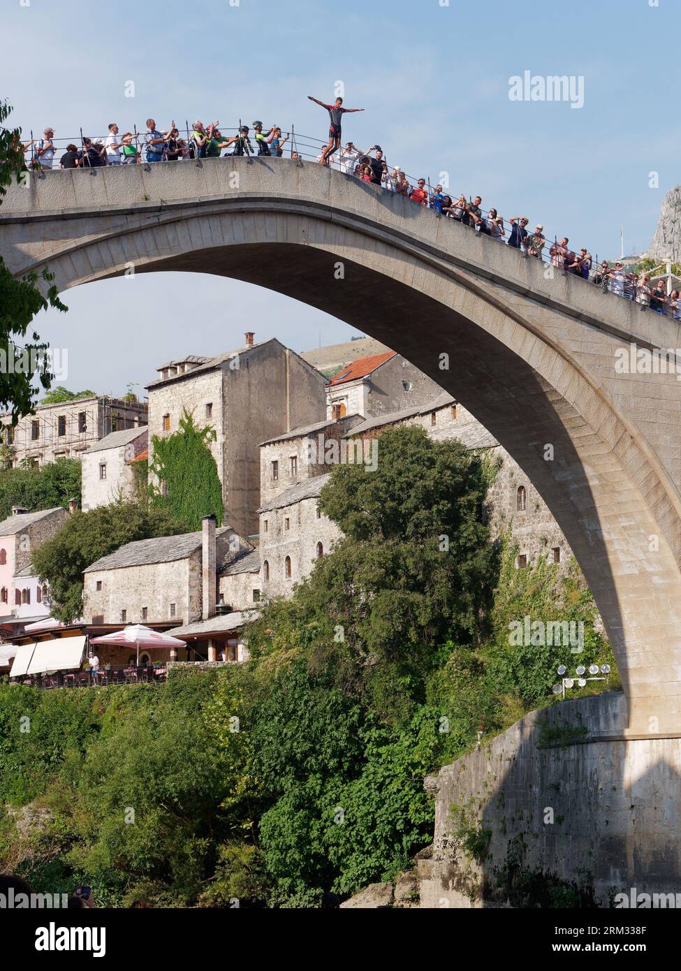 Sauter de Stari Most (Vieux Pont) C'est un rite de passage à Mostar, Bosnie-Herzégovine, le 26 août 2023. Banque D'Images
