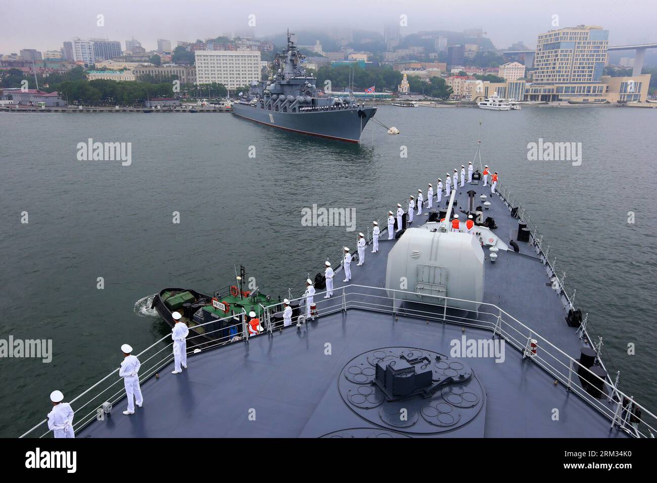 Bildnummer : 59995357 Datum : 05.07.2013 Copyright : imago/Xinhua (130705) - VLADIVOSTOK, 5 juillet 2013 (Xinhua) -- le destructeur Shenyang de l'Armée populaire de libération chinoise (APL) arrive à Vladivostok, Russie, le 5 juillet 2013. Une flotte chinoise composée de sept navires est arrivée vendredi à Vladivostok pour participer aux exercices navals conjoints sino-russes prévus du 5 au 12 juillet dans la zone maritime et l'espace aérien du golfe Pierre le Grand dans la mer du Japon. (Xinhua/Zha Chunming) (zw) RUSSIE-VLADIVOSTOK-CHINE-FORETS NAVALS-ARRIVAL PUBLICATIONxNOTxINxCHN Gesellschaft Militär Marine Ankunft Banque D'Images