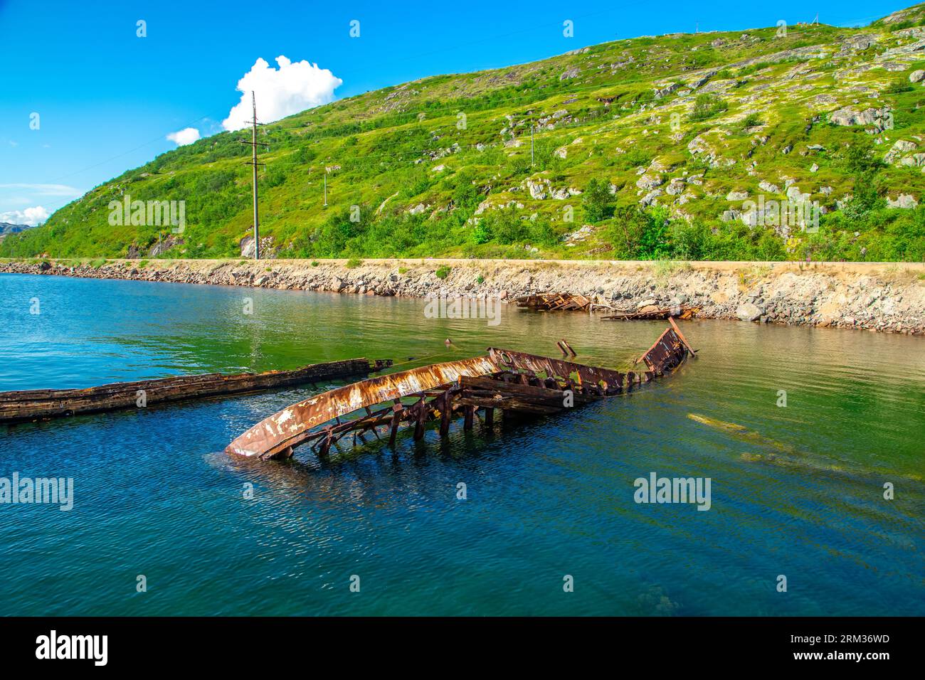 Cimetière des navires perdus dans le petit village de pêcheurs de Teriberka. Côte de la mer de Barents. Teriberka, région de Mourmansk, Russie - 19 juillet 2023. Banque D'Images