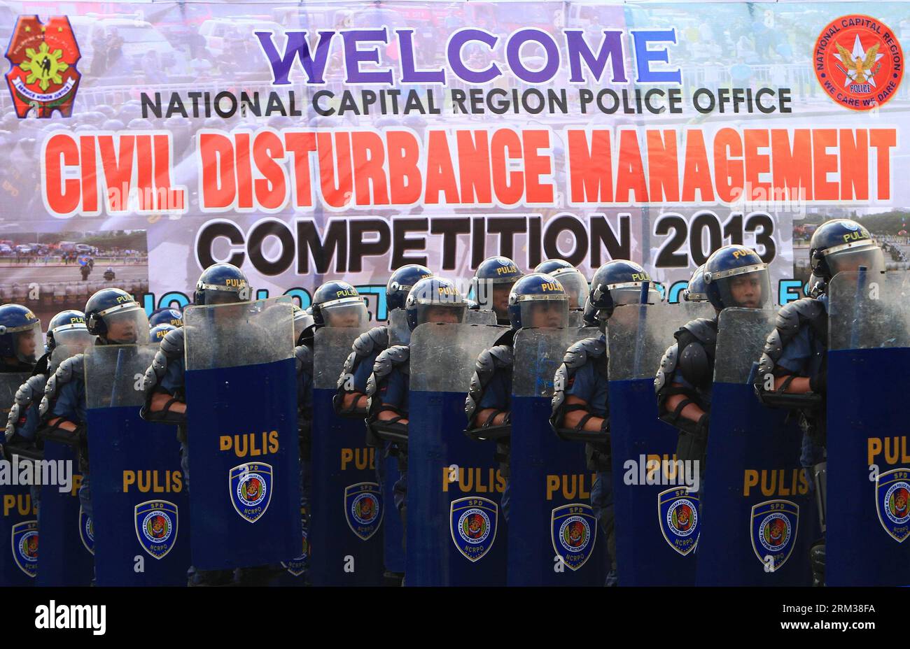 Bildnummer : 60107432 Datum : 11.07.2013 Copyright : imago/Xinhua (130711) -- MANILLE, 11 juillet 2013 (Xinhua) -- les membres de la gestion des troubles civils (CDM) de la police nationale philippine (PNP) défilent lors du concours CDM à Manille, Philippines, 11 juillet 2013. Le concours visait à évaluer l'efficacité et l'efficience des unités CDM sur les procédures opérationnelles de la police dans la gestion des troubles civils. (Xinhua/Rouelle Umali)(zcc) PHILIPPINES-MANILA-POLICE-COMPETITION PUBLICATIONxNOTxINxCHN Gesellschaft Polizei Polizist Übung Polizeiübung Demo Ausschreitungen premiumd xbs x Banque D'Images