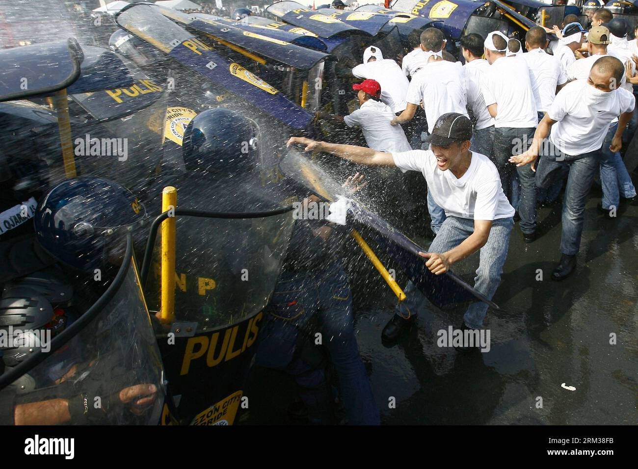 Bildnummer : 60107433 Datum : 11.07.2013 Copyright : imago/Xinhua (130711) -- MANILLE, 11 juillet 2013 (Xinhua) -- des manifestants factices s'affrontent avec des membres de la gestion des troubles civils (CDM) de la police nationale philippine (PNP) lors du concours CDM à Manille, Philippines, le 11 juillet 2013. Le concours visait à évaluer l'efficacité et l'efficience des unités CDM sur les procédures opérationnelles de la police dans la gestion des troubles civils. (Xinhua/Rouelle Umali)(zcc) PHILIPPINES-MANILA-POLICE-COMPETITION PUBLICATIONxNOTxINxCHN Gesellschaft Polizei Polizist Übung Polizeiübung Demo Ausschrei Banque D'Images