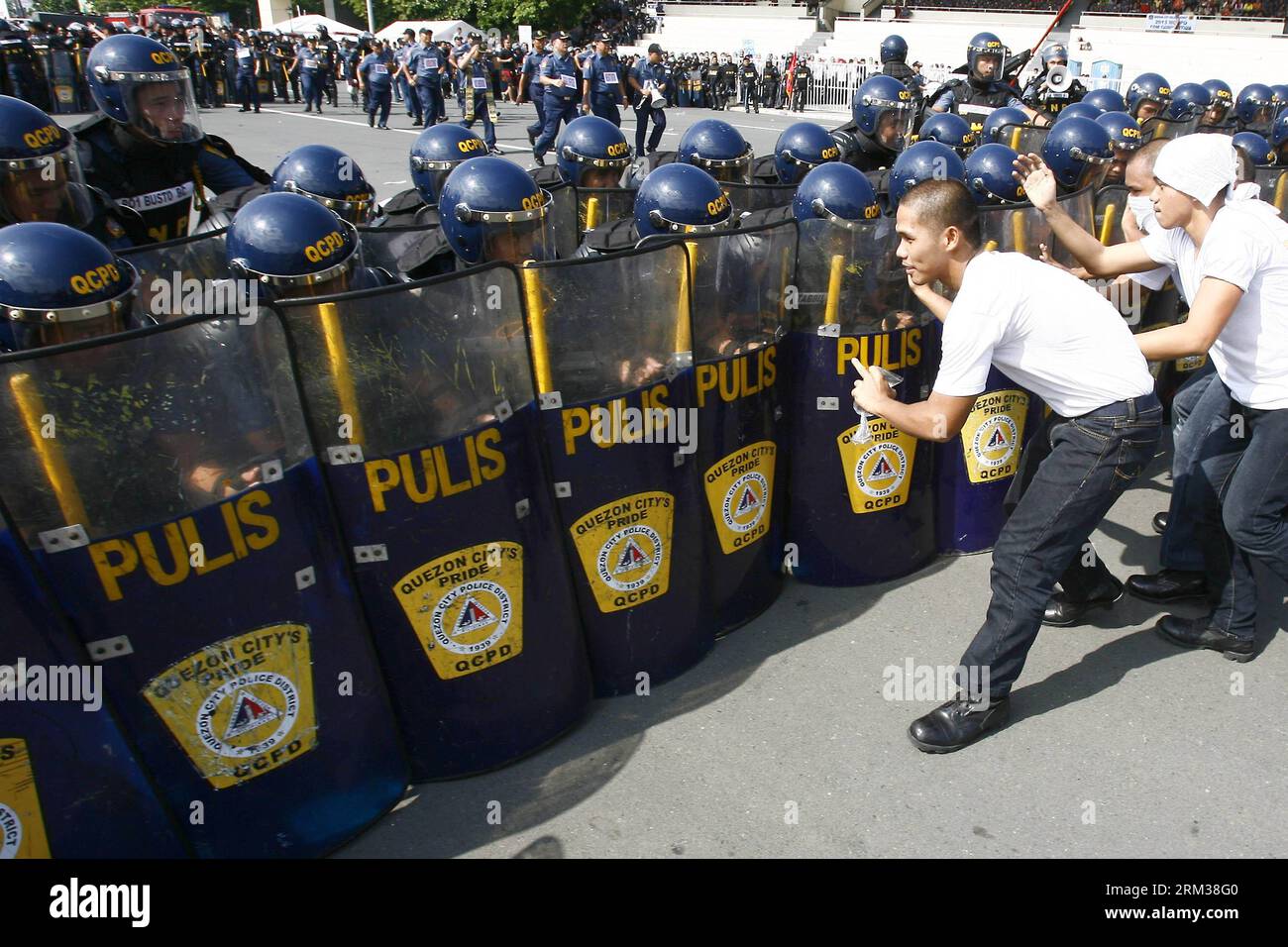 Bildnummer : 60107434 Datum : 11.07.2013 Copyright : imago/Xinhua (130711) -- MANILLE, 11 juillet 2013 (Xinhua) -- des manifestants factices s'affrontent avec des membres de la gestion des troubles civils (CDM) de la police nationale philippine (PNP) lors du concours CDM à Manille, Philippines, le 11 juillet 2013. Le concours visait à évaluer l'efficacité et l'efficience des unités CDM sur les procédures opérationnelles de la police dans la gestion des troubles civils. (Xinhua/Rouelle Umali)(zcc) PHILIPPINES-MANILA-POLICE-COMPETITION PUBLICATIONxNOTxINxCHN Gesellschaft Polizei Polizist Übung Polizeiübung Demo Ausschrei Banque D'Images