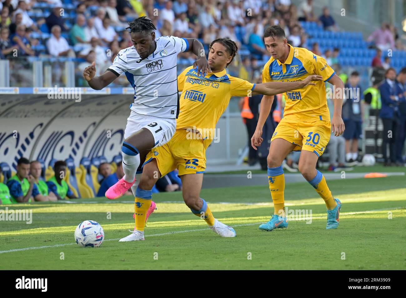 Stadio Benito Stirpe, Frosinone, Italie. 26 août 2023. Serie A football,  Frosinone contre Atalanta ; Duvan Zapata d'Atalanta BC et Anthony Oyono de  Frosinone défient pour le ballon crédit : action plus