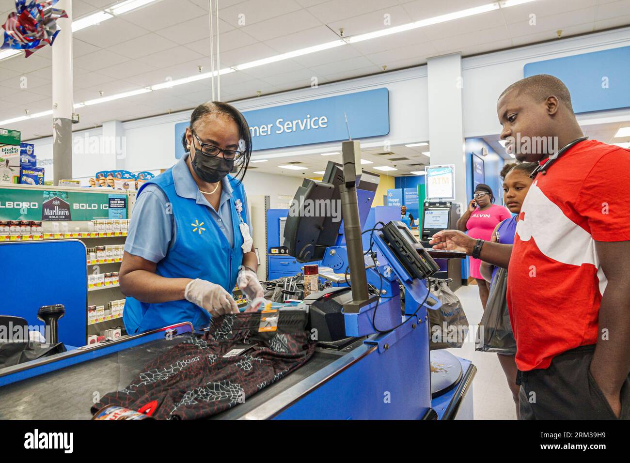Augusta Géorgie, Walmart Supercenter Supercentre, grand magasin discount, ligne de paiement file d'attente clients vérifiant les achats payants, Noir Africain, ethni Banque D'Images