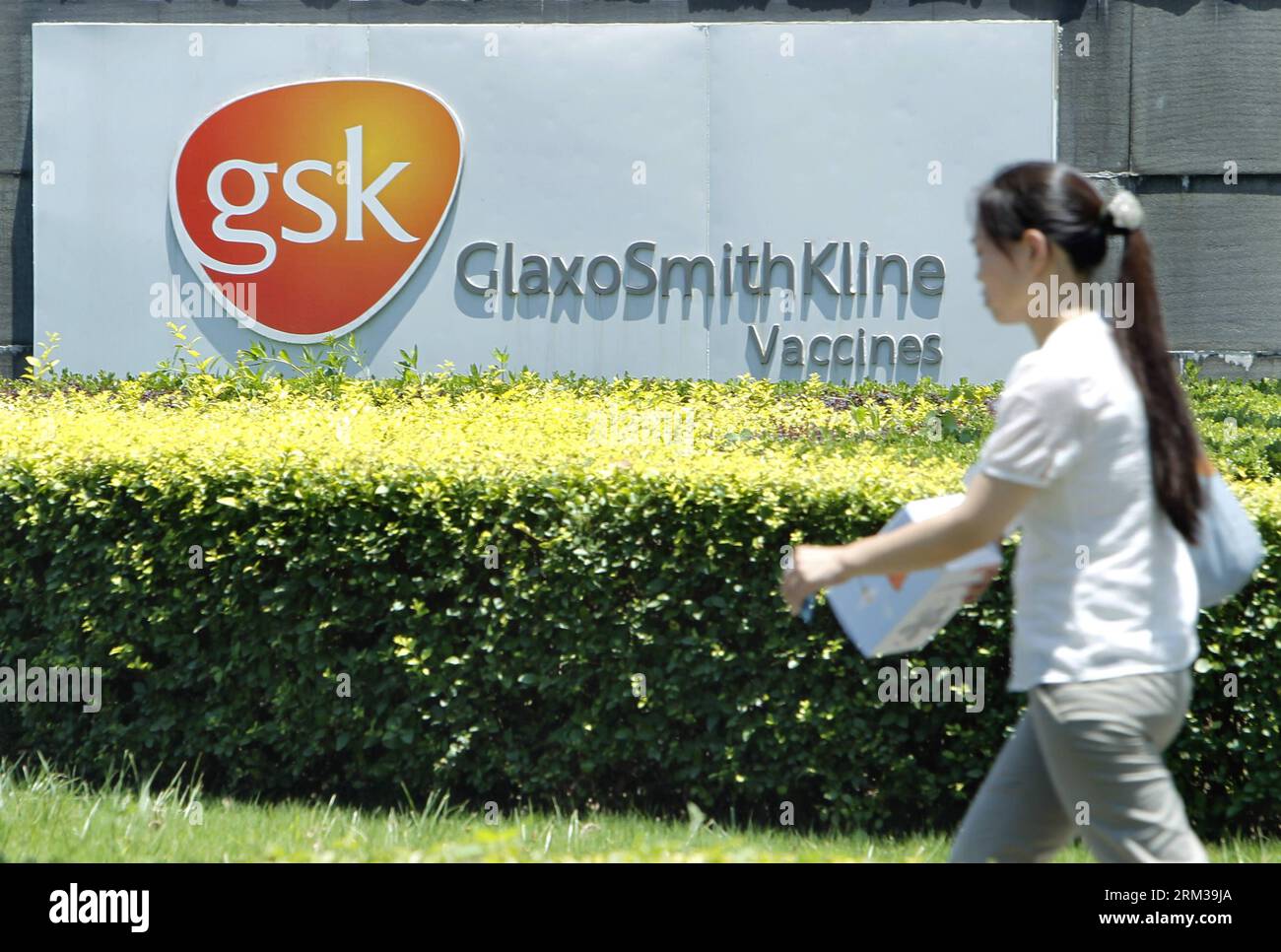 Bildnummer : 60115717 Datum : 12.07.2013 Copyright : imago/Xinhua (130712) -- SHANGHAI, 12 juillet 2013 (Xinhua) -- Un piéton marche devant une société de vaccins de GlaxoSmithKline (GSK), le plus grand fabricant de médicaments britannique, à Shanghai, dans l est de la Chine, le 12 juillet 2013. Certains cadres supérieurs de GlaxoSmithKline (China) Investment Co., Ltd font l'objet d'une enquête pour corruption présumée et violations fiscales, a déclaré jeudi la police chinoise. (Xinhua/Ding Ting) (ry) CHINA-GSK-SOUPÇONNÉ DE CORRUPTION (CN) PUBLICATIONxNOTxINxCHN Wirtschaft premiumd x0x xsk 2013 quer 60115717 Date 12 07 2013 Copyright Imago XINHUA Banque D'Images
