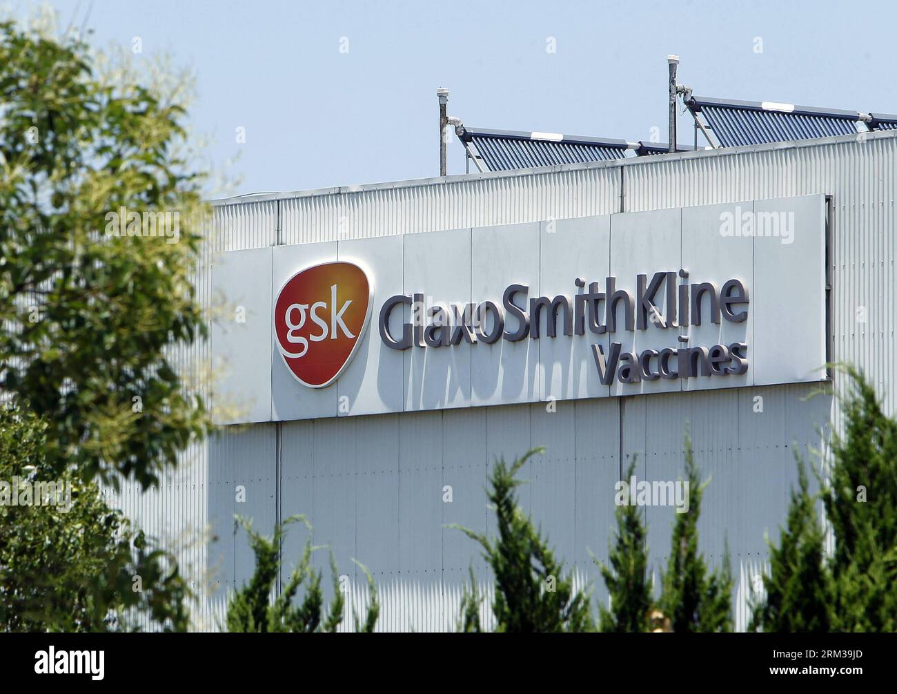 Unternehmen : GlaxoSmithKline (130712) -- SHANGHAI, 12 juillet 2013 (Xinhua) -- une photo prise le 12 juillet 2013 montre la construction d'une société de vaccins de GlaxoSmithKline (GSK), le plus grand fabricant de médicaments britannique, à Shanghai, dans l'est de la Chine. Certains cadres supérieurs de GlaxoSmithKline (China) Investment Co., Ltd font l'objet d'une enquête pour corruption présumée et violations fiscales, a déclaré jeudi la police chinoise. (Xinhua/Ding Ting) (ry) CHINA-GSK-SUSPICION DE CORRUPTION (CN) PUBLICATIONxNOTxINxCHN Banque D'Images