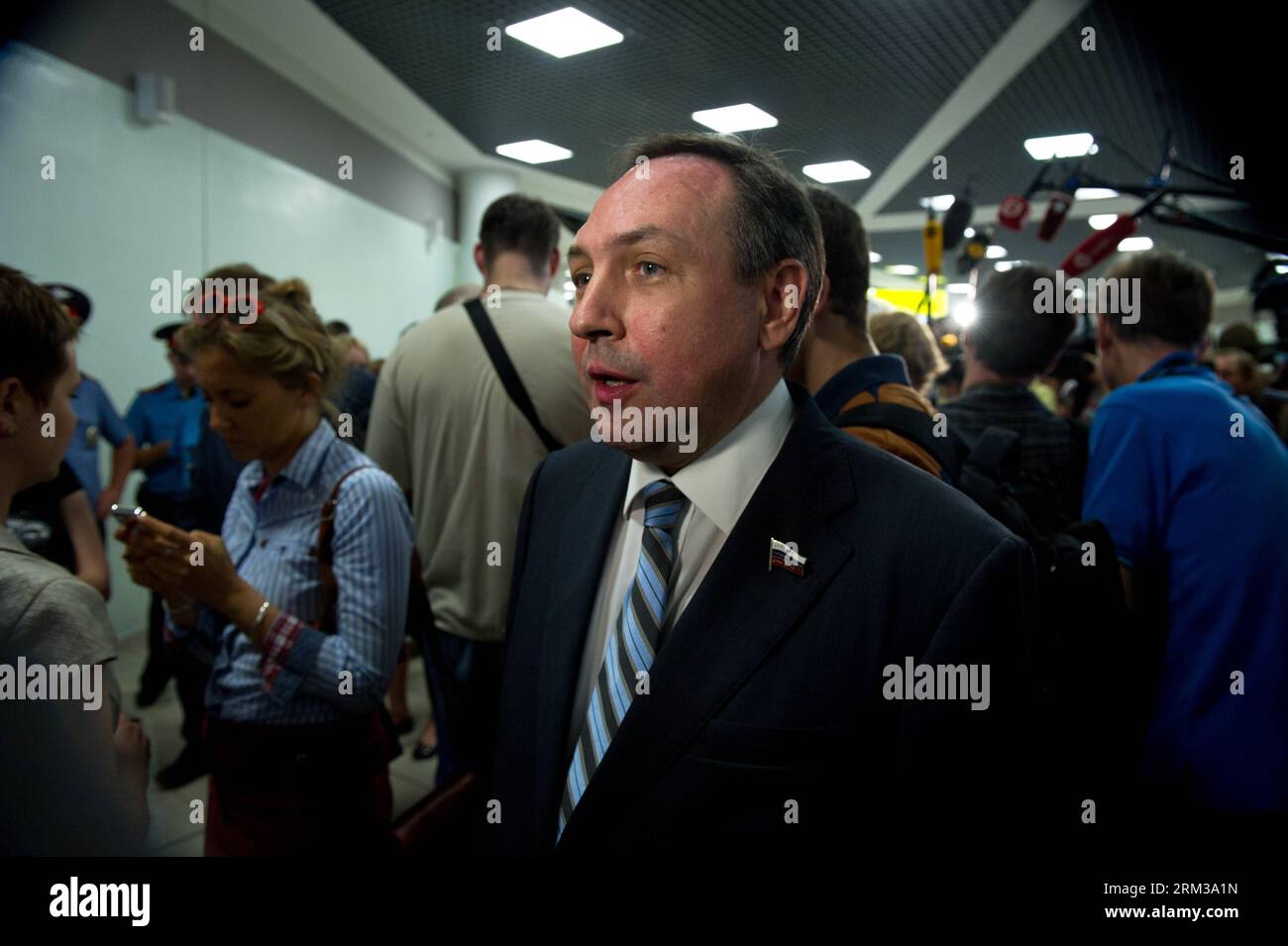 Bildnummer : 60117673 Datum : 12.07.2013 Copyright : imago/Xinhua (130712) -- MOSCOU, 12 juillet 2013 (Xinhua) -- Vyacheslav Nikonov, membre de la Douma d'Etat de Russie, reçoit des interviews après une rencontre avec l'ancien entrepreneur de l'agence d'espionnage américaine Edward Snowden à l'aéroport international Sheremetyevo de Moscou, Russie, le 12 juillet 2013. Edward Snowden prévoit de demander l'asile politique en Russie, a déclaré vendredi un parlementaire russe après avoir rencontré le lanceur d'alerte échoué. (Xinhua/Jiang Kehong) (syq) RUSSIA-MOSCOW-SNOWDEN-MEETING PUBLICATIONxNOTxINxCHN People Politik Flughafen premiumd xbs x0x 20 Banque D'Images