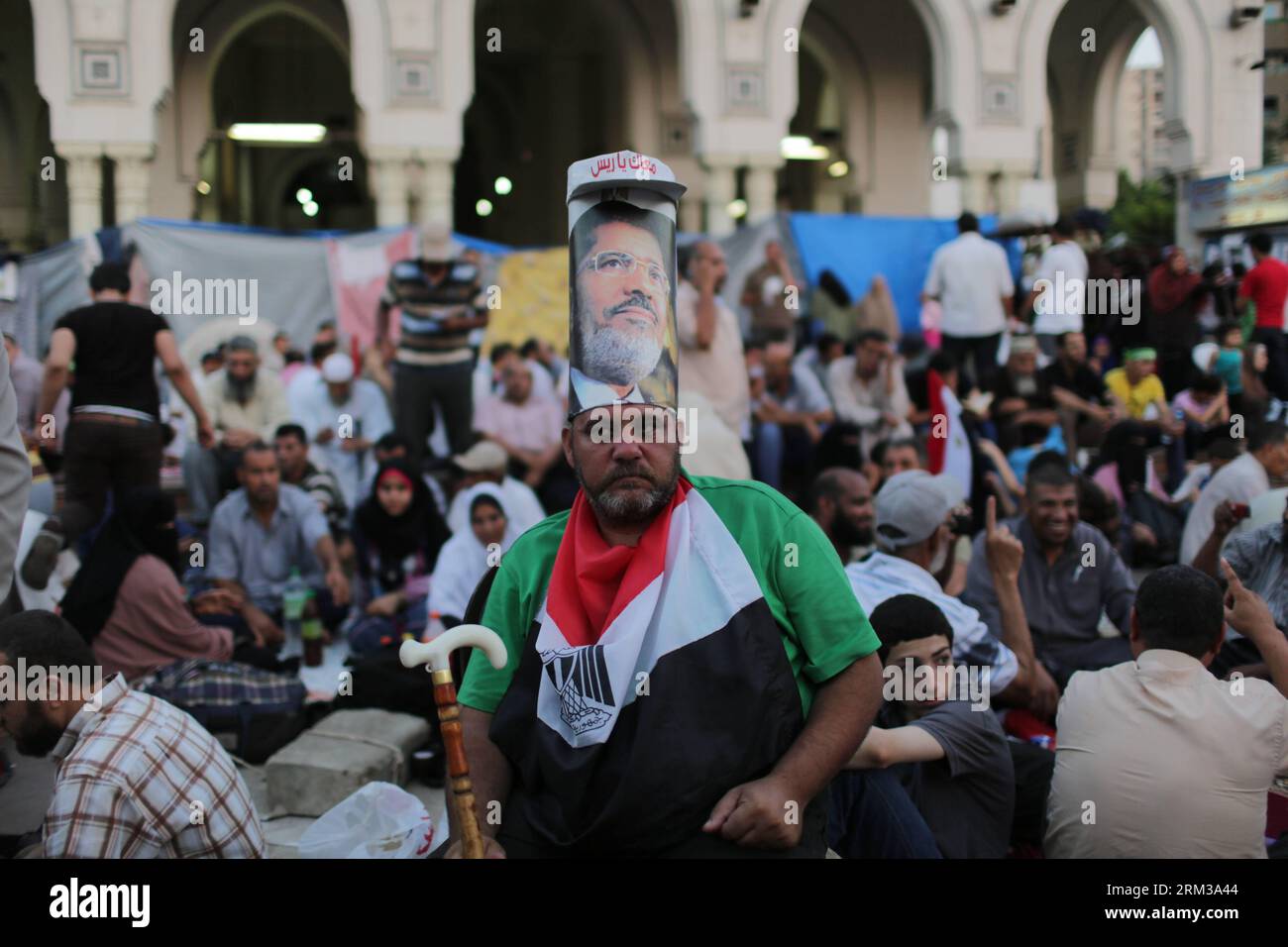 Bildnummer: 60118378  Datum: 12.07.2013  Copyright: imago/Xinhua (130712) -- CAIRO, July 12, 2013 (Xinhua) -- A supporter of ousted Egyptian President Mohamed Morsi attends a protest near the Rabaa al-Adawiya mosque, in Cairo, Egypt, July 12, 2013. (Xinhua/Wissam Nassar) EGYPT-CAIRO-UNREST-PROTEST PUBLICATIONxNOTxINxCHN Gesellschaft Politik Ägypten Demo Protest xdp x0x 2013 quer premiumd      60118378 Date 12 07 2013 Copyright Imago XINHUA  Cairo July 12 2013 XINHUA a Supporter of ousted Egyptian President Mohamed Morsi Attends a Protest Near The  Al  Mosque in Cairo Egypt July 12 2013 XINHUA Banque D'Images