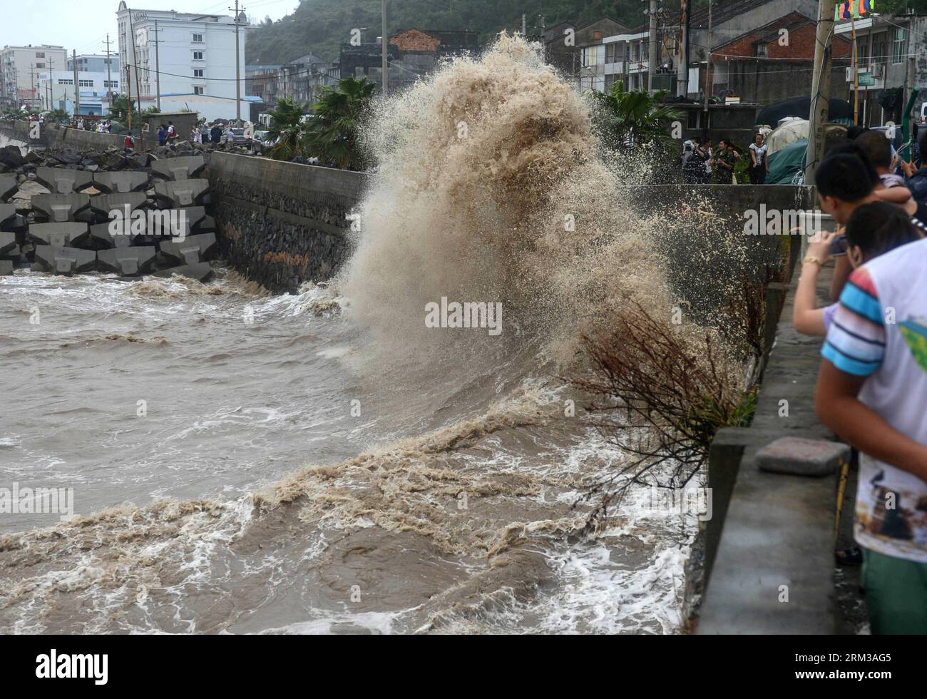 Bildnummer : 60119126 Datum : 13.07.2013 Copyright : imago/Xinhua (130713) -- CANGNAN, 13 juillet 2013 (Xinhua) -- de grandes vagues ont frappé une digue maritime dans le comté de Cangnan, province du Zhejiang, dans l'est de la Chine, le 13 juillet 2013. Le typhon Soulik devrait toucher terre dans les provinces du Fujian et du Zhejiang sur le continent chinois entre samedi midi et en fin d'après-midi après avoir passé Taiwan. (Xinhua/Han Chuanhao) (mp) CHINA-ZHEJIANG-TYPHOON SOULIK (CN) PUBLICATIONxNOTxINxCHN Gesellschaft Sturm Meer Wellen xas x0x 2013 quer 60119126 Date 13 07 2013 Copyright Imago XINHUA Cangnan juillet 13 2013 XINHUA Big Waves Hit Banque D'Images