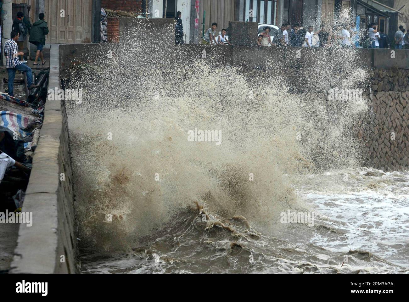 Bildnummer : 60119127 Datum : 13.07.2013 Copyright : imago/Xinhua (130713) -- CANGNAN, 13 juillet 2013 (Xinhua) -- de grandes vagues ont frappé une digue maritime dans le comté de Cangnan, province du Zhejiang, dans l'est de la Chine, le 13 juillet 2013. Le typhon Soulik devrait toucher terre dans les provinces du Fujian et du Zhejiang sur le continent chinois entre samedi midi et en fin d'après-midi après avoir passé Taiwan. (Xinhua/Han Chuanhao) (mp) CHINA-ZHEJIANG-TYPHOON SOULIK (CN) PUBLICATIONxNOTxINxCHN Gesellschaft Sturm Meer Wellen xas x0x 2013 quer 60119127 Date 13 07 2013 Copyright Imago XINHUA Cangnan juillet 13 2013 XINHUA Big Waves Hit Banque D'Images