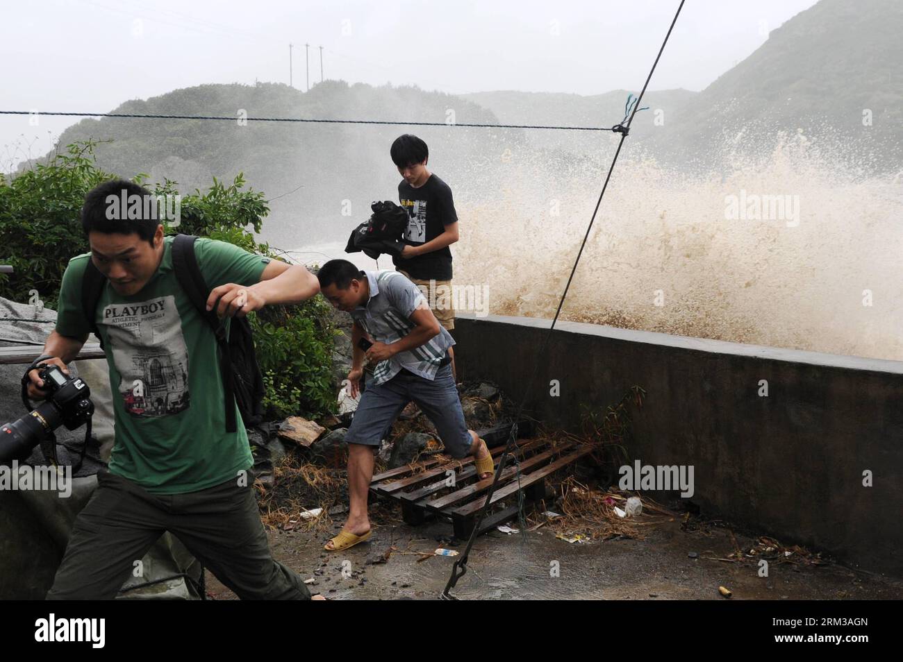 Bildnummer : 60119124 Datum : 13.07.2013 Copyright : imago/Xinhua (130713) -- CANGNAN, 13 juillet 2013 (Xinhua) -- les journalistes se cachent loin des grosses vagues provoquées par le vent fort le long d'une digue maritime dans le comté de Cangnan, province du Zhejiang dans l'est de la Chine, 13 juillet 2013. Le typhon Soulik devrait toucher terre dans les provinces du Fujian et du Zhejiang sur le continent chinois entre samedi midi et en fin d'après-midi après avoir passé Taiwan. (Xinhua/Ju Huanzong) (mp) CHINA-ZHEJIANG-TYPHOON SOULIK (CN) PUBLICATIONxNOTxINxCHN Gesellschaft Sturm Meer Wellen xas x0x 2013 quer 60119124 Date 13 07 2013 Copyri Banque D'Images