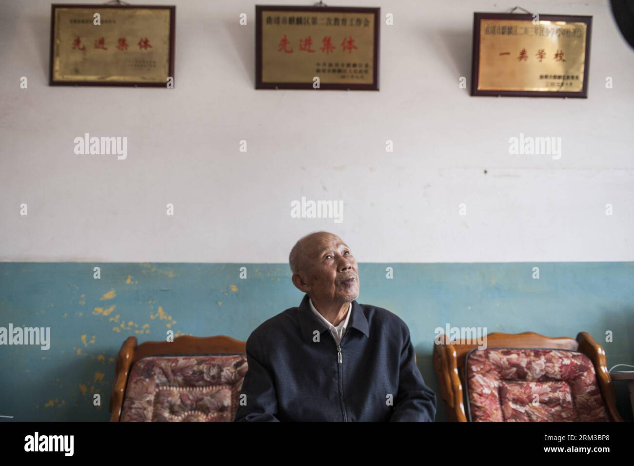 Bildnummer : 60127039 Datum : 10.07.2013 Copyright : imago/Xinhua Xie Chu, le directeur de l'école de l'espoir de Qujing, âgé de 80 ans, repose à son bureau, dans la ville de Qujing, dans le sud-ouest de la Chine province du Yunnan, le 10 juillet 2013. XIe ont géré l'école sans budget fixe d'éducation du gouvernement depuis qu'il a fondé le shcool après sa retraite en 1994. Au cours des 19 années, environ 19 000 étudiants ont reçu une éducation et ont obtenu leur diplôme d'ici. (Xinhua/Zhang Keren) (mt) CHINA-YUNNAN-QUJING CITY-EDUCATION (CN) PUBLICATIONxNOTxINxCHN Gesellschaft x0x xsk 2013 quer 60127039 Date 10 07 2013 Copyright I Banque D'Images