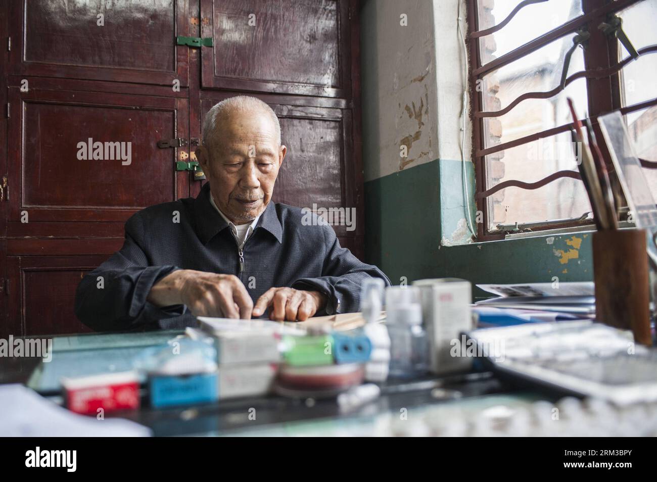 Bildnummer : 60127038 Datum : 10.07.2013 Copyright : imago/Xinhua Xie Chu, le directeur de l'école de l'espoir de Qujing, âgé de 80 ans, travaille dans son bureau, dans la ville de Qujing, dans le sud-ouest de la Chine province du Yunnan, 10 juillet 2013. XIe ont géré l'école sans budget fixe d'éducation du gouvernement depuis qu'il a fondé le shcool après sa retraite en 1994. Au cours des 19 années, environ 19 000 étudiants ont reçu une éducation et ont obtenu leur diplôme d'ici. (Xinhua/Zhang Keren) (mt) CHINA-YUNNAN-QUJING CITY-EDUCATION (CN) PUBLICATIONxNOTxINxCHN Gesellschaft x0x xsk 2013 quer 60127038 Date 10 07 2013 Copyright I Banque D'Images