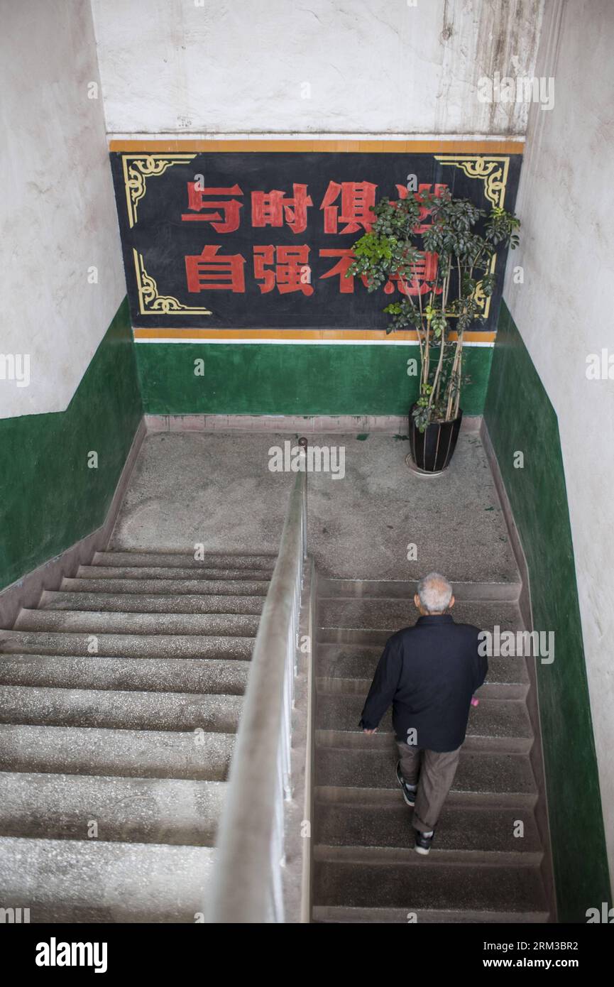 Bildnummer : 60127040 Datum : 10.07.2013 Copyright : imago/Xinhua Xie Chu, le directeur de l'école de l'espoir de Qujing, âgé de 80 ans, se dirige vers son bureau, dans la ville de Qujing, dans le sud-ouest de la Chine province du Yunnan, le 10 juillet 2013. XIe ont géré l'école sans budget fixe d'éducation du gouvernement depuis qu'il a fondé le shcool après sa retraite en 1994. Au cours des 19 années, environ 19 000 étudiants ont reçu une éducation et ont obtenu leur diplôme d'ici. (Xinhua/Zhang Keren) (mt) CHINA-YUNNAN-QUJING CITY-EDUCATION (CN) PUBLICATIONxNOTxINxCHN Gesellschaft x0x xsk 2013 hoch 60127040 Date 10 07 2013 Copyright Banque D'Images