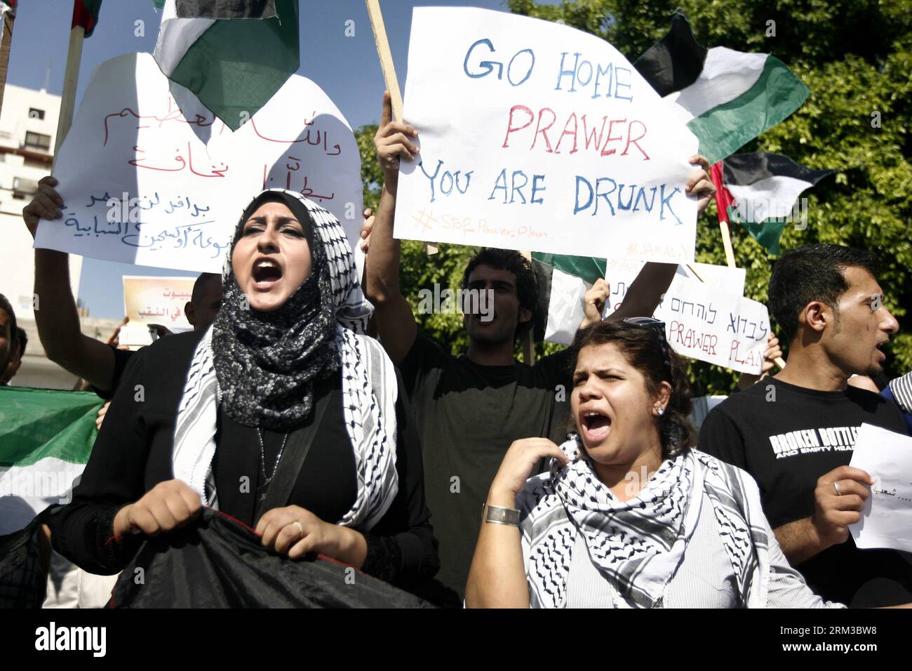 Bildnummer : 60129675 Datum : 15.07.2013 Copyright : imago/Xinhua (130715) -- GAZA, 15 juillet 2013 (Xinhua) -- des Palestiniens prennent part à une manifestation à Gaza contre le projet israélien de relocaliser les Bédouins dans le désert du Néguev le 15 juillet 2013. Des milliers de Palestiniens prennent part à des manifestations contre le plan visant à installer des dizaines de milliers de leurs habitations dans le désert dans des townships permanents, ont rapporté les médias. Il y a environ 260 000 Bédouins en Israël. (Xinhua/Stringer) PLAN DE RELOCALISATION DU MIDEAST-BÉDOUINS-MANIFESTATION PUBLICATIONxNOTxINxCHN Politik Palästina ISR Demo Protest Umsiedlung Zwangsumsiedlung Beduinen xas x0x 201 Banque D'Images