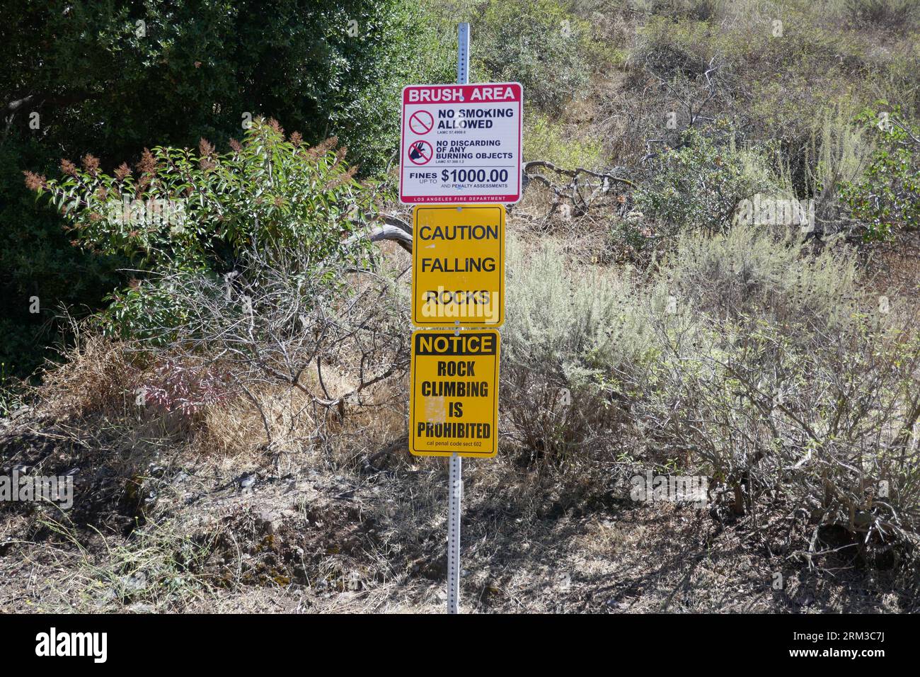 Los Angeles, Californie, États-Unis 22 août 2023 escalade interdite signe et attention Falling Rocks Sign at Bronson Caves Park, où Batman série TV Bat Cave, le roi Scorpion, Star Trek, créature du lagon Noir, salut César, Armée des Ténèbres, Julius Caesar avec Marlon Brando, Flash Gordon, Superman, Cabin Fever, Power Rangers, George of the Jungle, beaucoup plus tourné aux grottes de Bronson le 22 août 2023 à Los Angeles, Californie, USA. Photo de Barry King/Alamy stock photo Banque D'Images