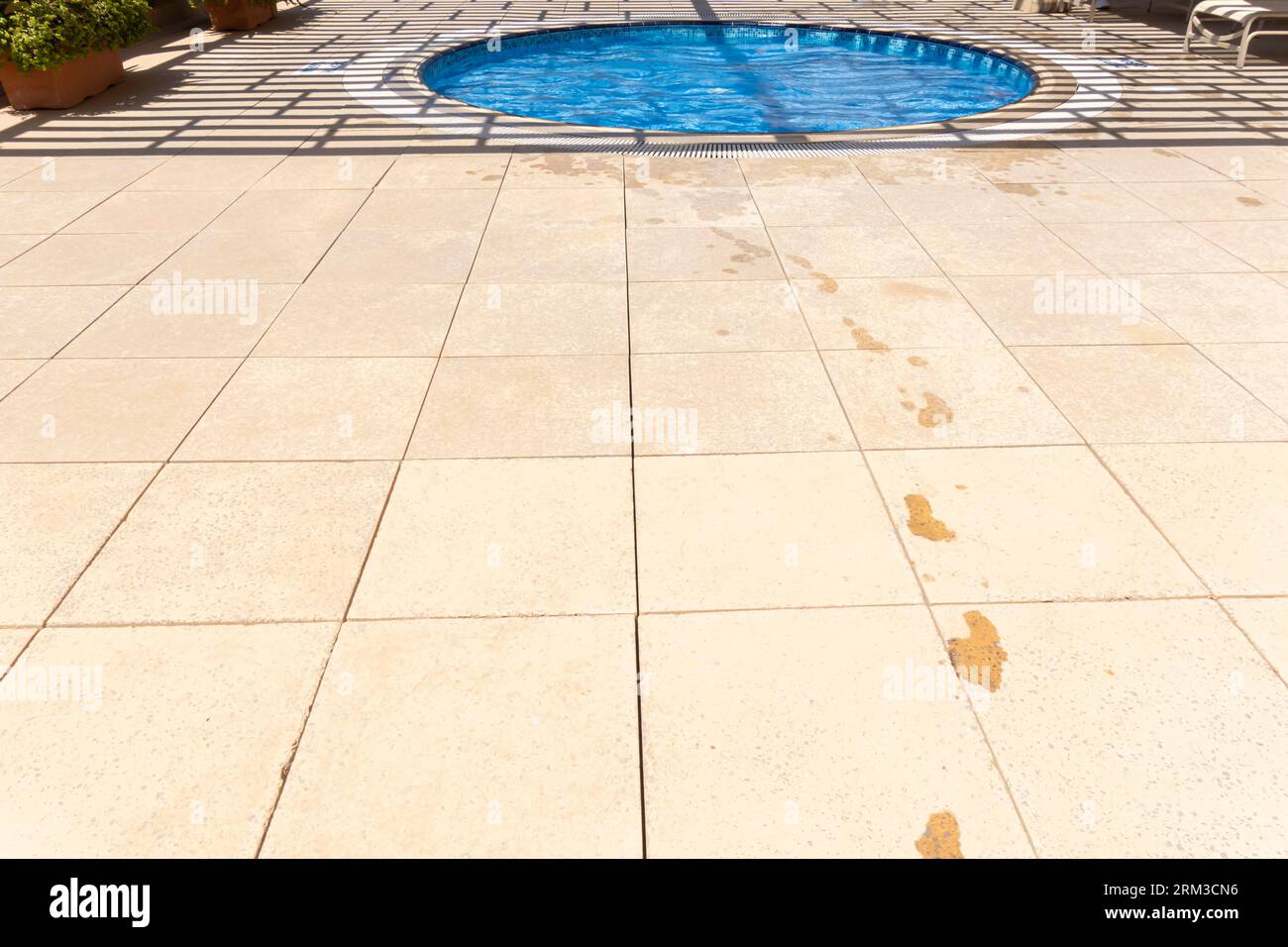 Piscine sur le toit, l'eau mouillée trace des traces de pas des pieds Banque D'Images