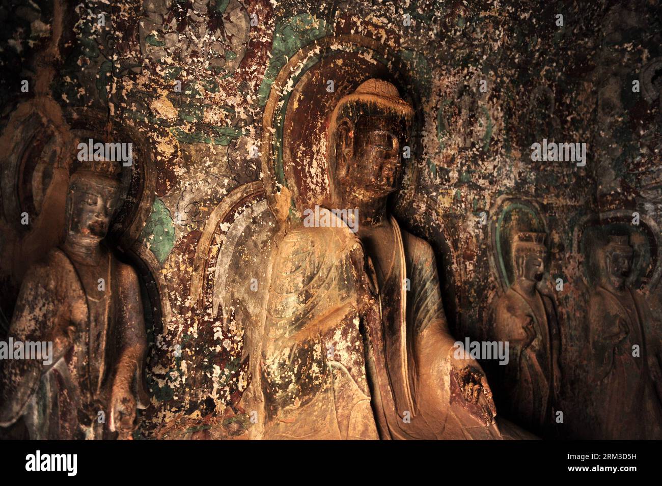 Bildnummer : 60144156 Datum : 17.07.2013 Copyright : imago/Xinhua YONGJING, 17 juillet 2013 (Xinhua) -- des statues bouddhistes sont vues dans les grottes du temple Bingling dans le comté de Yongjing, province du Gansu au nord-ouest de la Chine, 17 juillet 2013. Répertoriées comme faisant partie de l'ancienne route de la soie pour le candidat au patrimoine mondial, les grottes seront examinées par des experts de l'Organisation des Nations Unies pour l'éducation, la science et la culture après la rénovation d'une statue géante de Bouddha datant de plus de 1 000 ans à la dynastie Tang a été achevée récemment. Les grottes du temple Bingling, remplies de statues bouddhistes, de stupas et de peintures murales, étaient Banque D'Images