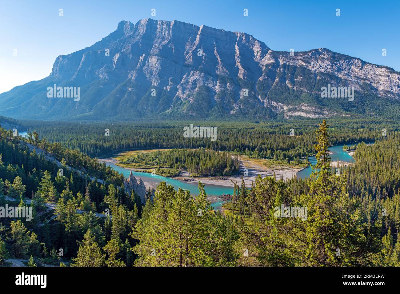 Paysage de la rivière Bow avec formation rocheuse hoodoo, parc national Banff, Alberta, Canada. Banque D'Images