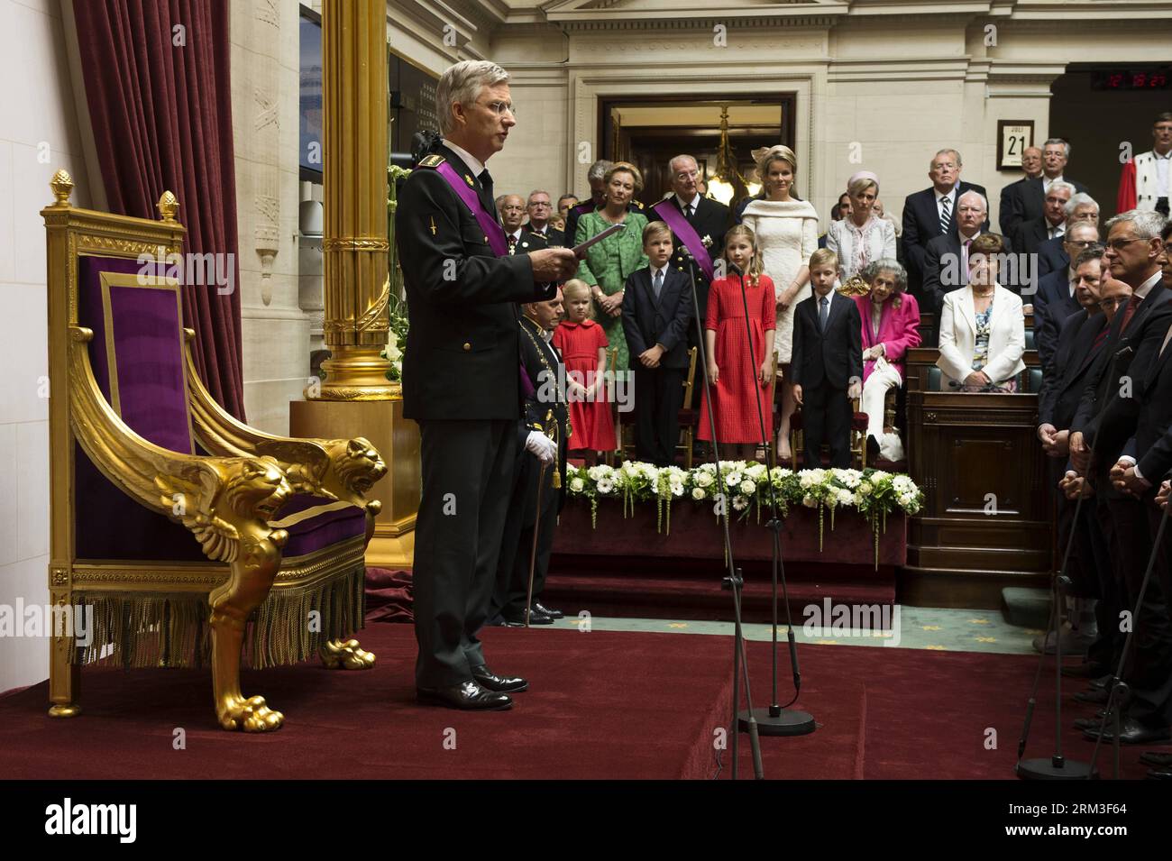 Bildnummer : 60169412 Datum : 21.07.2013 Copyright : imago/Xinhua (130721) -- BRUXELLES, 21 juillet 2013 (Xinhua) -- le roi Philippe de Belgique prête serment lors d'une cérémonie au Parlement belge à Bruxelles, le 21 juillet 2013. - Roi Albert II de Belgique, Reine Paola, Reine Fabiola, Princesse Mathilde, Reine Fabiola, Princess Elisabeth, Prince Gabriel, Prince Emmanuel, Princess Eleonore (Xinhua/POOL)(bxq) PUBLICATIONxNOTxINxCHN People Entertainment Adel Königshaus Belgien Thronfolge Thronwechsel xjh x2x 2013 quer o0 Familie, privat, Frau, Ehefrau, Kind, Sohn, Tochter, Eltern, Vater, Mutter Banque D'Images