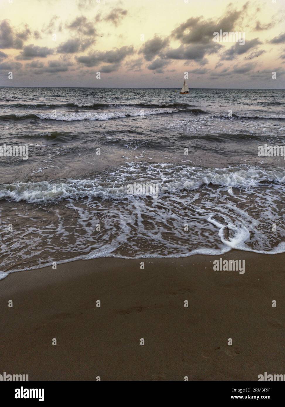 Seascape sur les plages d'Elche, province d'Alicante en Espagne. Prise de vue verticale de jour. Banque D'Images