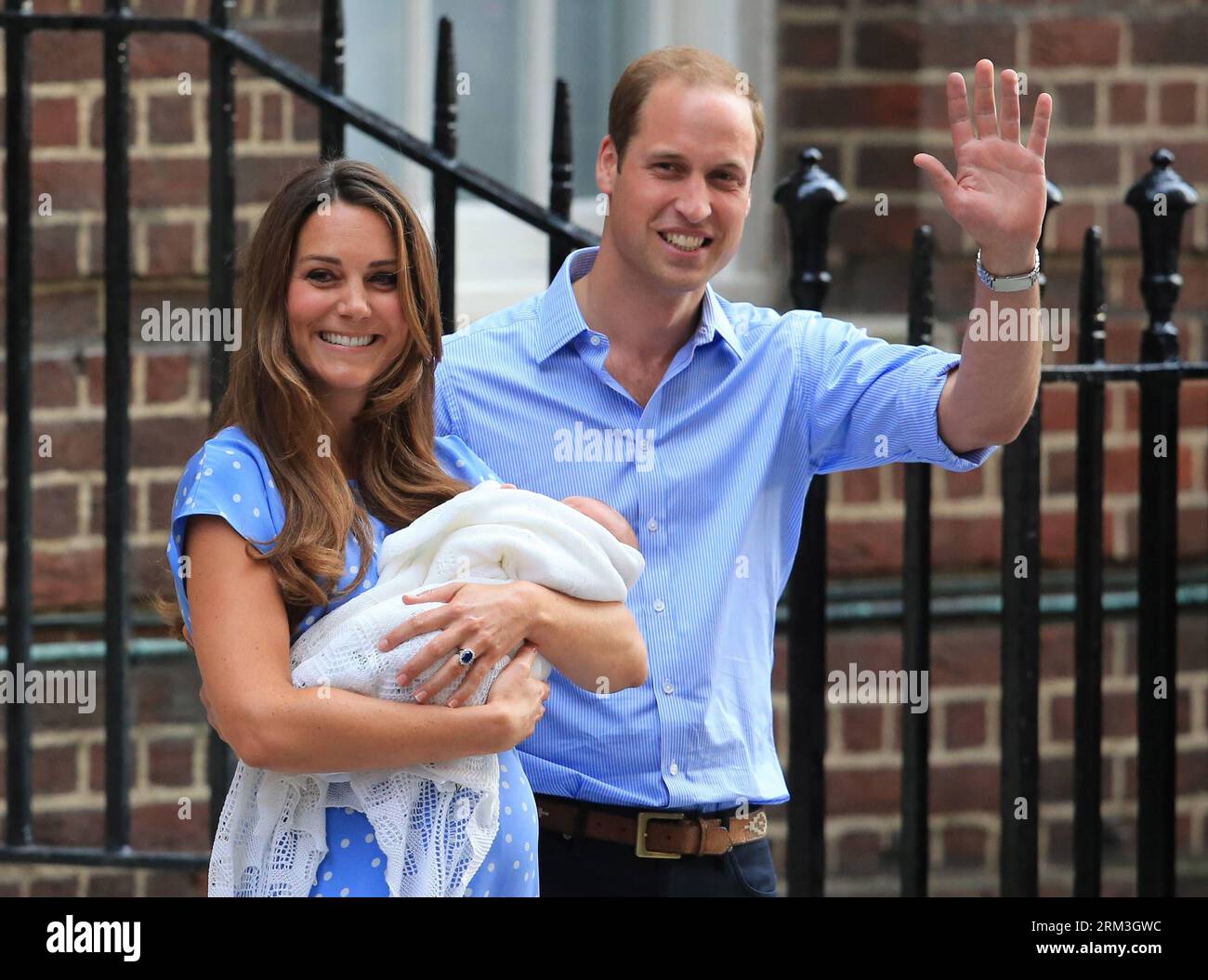 Bildnummer: 60178823  Datum: 23.07.2013  Copyright: imago/Xinhua (130723) -- LONDON, July 23, 2013 (Xinhua) -- Prince William waves to the public as his wife Catherine, Duchess of Cambridge, holds their baby outside the Lindo Wing of St Mary s Hospital, in central London, July 23, 2013. Britain s Duchess of Cambridge Kate gave birth to a boy Monday afternoon. (Xinhua/Yin Gang) UK-LONDON-ROYAL BABY PUBLICATIONxNOTxINxCHN People Entertainment Adel Königshaus Kate William Prinz GBR London Krankenhaus Familie privat Geburt xdp x0x 2013 quer Aufmacher premiumd o0 Middleton o0 Prinz William Mountbat Banque D'Images