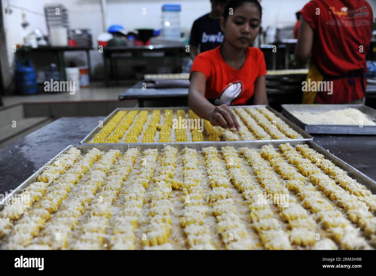 Bildnummer : 60179691 Datum : 24.07.2013 Copyright : imago/Xinhua (130724) -- JAKARTA, 24 juillet 2013 (Xinhua) -- un ouvrier met du fromage sur des zwiebacks sur des plaques de cuisson dans l'industrie domestique Puspa à Pecenongan, Jakarta, Indonésie, 24 juillet 2013. Devant Eid Idul Fitri, l’industrie domestique zwieback augmente sa production à quelques milliers de pots par jour pour répondre aux commandes à Jakarta et en dehors de Jakarta. (Xinhua/Veri Sanovri) INDONÉSIE-JAKARTA-RAMADAN-ZWIEBACK HOME INDUSTRY PUBLICATIONxNOTxINxCHN Wirtschaft zwieback Produktion x0x xsk 2013 quer 60179691 Date 24 07 2013 Copyright Imago XINHUA Jakarta Banque D'Images