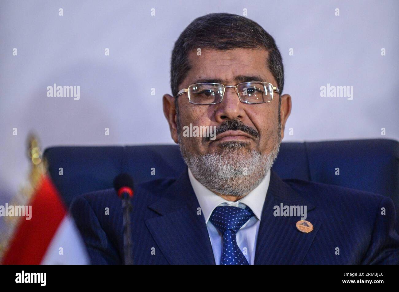 (130726) -- LE CAIRE, 6 février 2013 (Xinhua) -- une photo prise le 6 février 2013 au Caire, en Égypte, montre le président égyptien Mohamed Morsi au cours du sommet des 56 membres de l Organisation de la coopération islamique (OCI). Un tribunal égyptien de haut niveau a ordonné la détention du président déchu à orientation islamiste Mohamed Morsi pendant 15 jours pour enquête sur des accusations d'espionnage et de libération, ont rapporté les médias officiels vendredi 26 juillet. (Xinhua/Li Muzi)(zhf) EGYPT-MORSI-DETENTION PUBLICATIONxNOTxINxCHN Banque D'Images