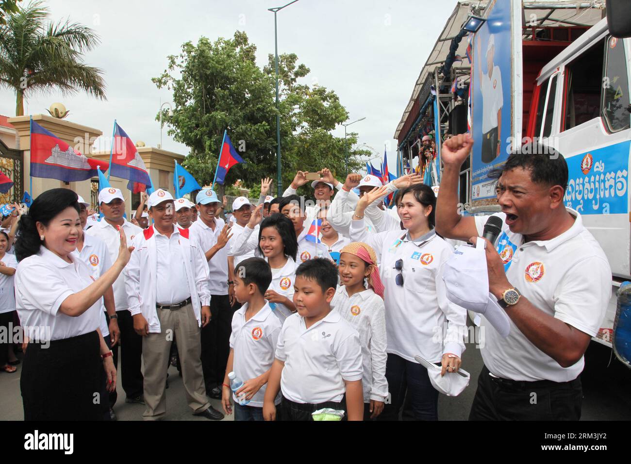 Bildnummer : 60213819 Datum : 26.07.2013 Copyright : imago/Xinhua Bun Rany (à gauche), épouse du Premier ministre cambodgien Hun Sen, salue les partisans du Parti du peuple cambodgien lors d'une campagne électorale à Phnom Penh, Cambodge, le 26 juillet 2013. Les cinquièmes élections législatives cambodgiennes auront lieu dimanche. (Xinhua/PHEARUM) CAMBODGE-PHNOM PENH-CAMPAGNE ÉLECTORALE PARLEMENTAIRE PUBLICATIONxNOTxINxCHN People Politik Wahlen Wahlkampf Parlamentswahl premiumd x0x xrj 2013 quer 60213819 Date 26 07 2013 Copyright Imago XINHUA Bun Rany l épouse des premiers ministres cambodgiens HUN Sen salue les partisans du Banque D'Images