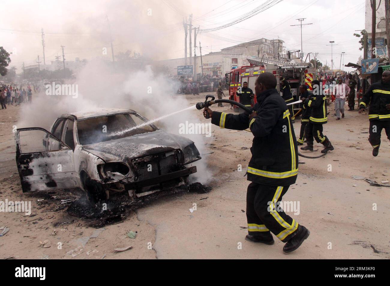 Bildnummer : 60219822 Datum : 27.07.2013 Copyright : imago/Xinhua (130727) -- MOGADISCIO, 27 juillet 2013 (Xinhua) -- Un pompier travaille pour éteindre le feu sur une voiture à Mogadiscio, capitale de la Somalie, le 27 juillet 2013. Au moins une personne a été tuée et cinq autres blessées dans l'explosion d'une voiture piégée dans la capitale somalienne Mogadiscio, ont déclaré samedi des responsables et des témoins. (Xinhua/Faisal ISSE)(zcc) SOMALIE-MOGADISCIO-EXPLOSION D'UNE VOITURE PIÉGÉE PUBLICATIONxNOTxINxCHN gesellschaft Autobombe Anschlag bombe premiumd x0x xsk 2013 quer 60219822 Date 27 07 2013 Copyright Imago XINHUA Mogadiscio juillet 27 2013 XINHUA a Fire Fi Banque D'Images