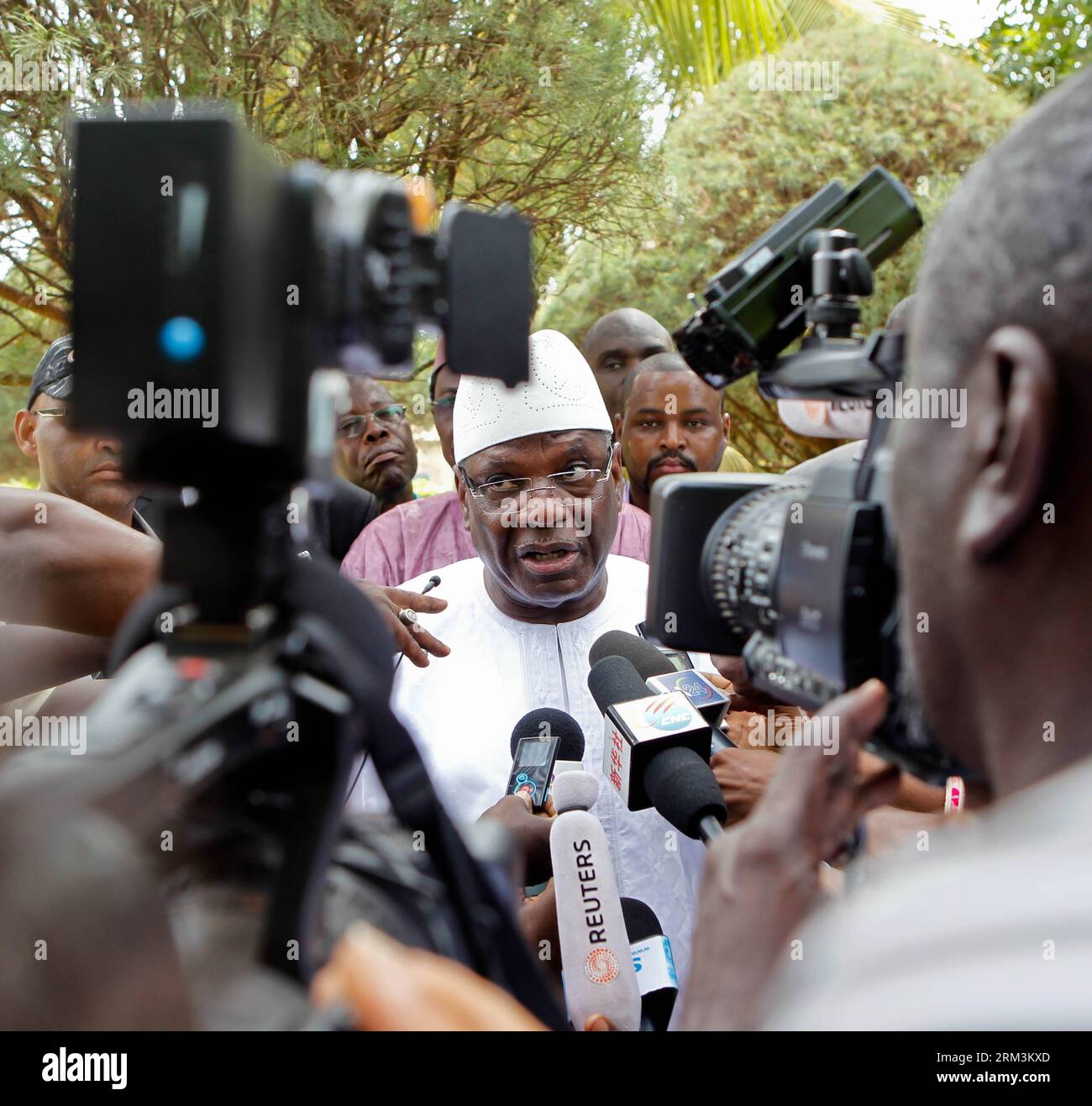 Bildnummer : 60229378 Datum : 28.07.2013 Copyright : imago/Xinhua (130728) -- BAMAKO, 28 juillet 2013 (Xinhua) -- Ibrahim Boubacar Keita (IBK), candidat à la présidence malienne du rassemblement pour le Mali (RPM), s'adresse à la presse à son domicile après avoir voté à Bamako, capitale du Mali, le 28 juillet 2013. Le politicien de 68 ans, connu sous le nom d'IBK, a été Premier ministre du Mali de 1994 à 2000. Keita est considéré comme l'un des principaux candidats à l'élection présidentielle de 2013. (Xinhua/Li Jing)(xzj) MALI-BAMAKO-ÉLECTION PRÉSIDENTIELLE-IBK-VOTE PUBLICATIONxNOTxINxCHN Politik People Wahlen premiumd x0x xmb 2013 q Banque D'Images