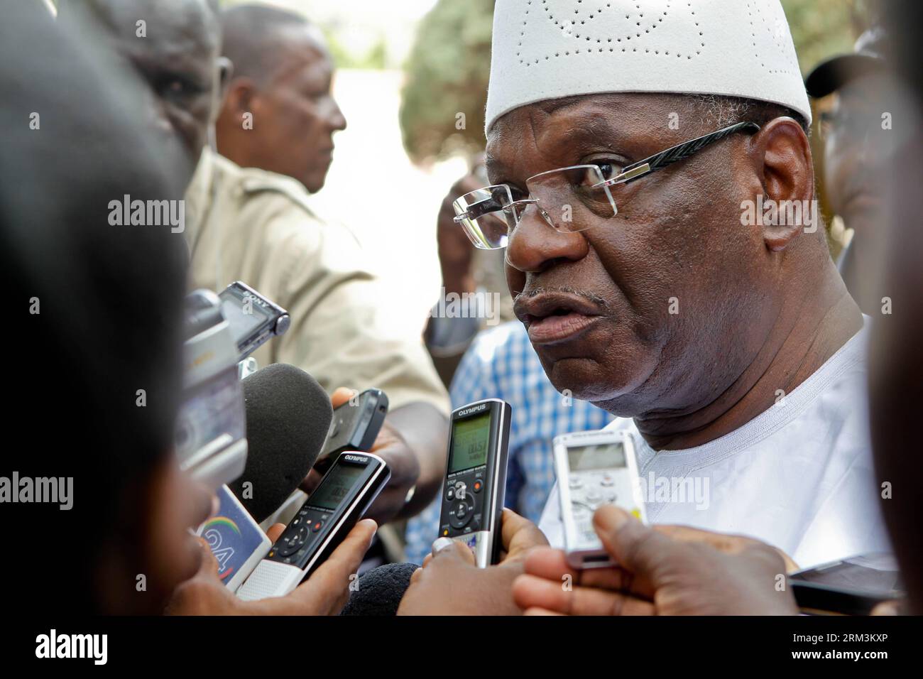 Bildnummer : 60229377 Datum : 28.07.2013 Copyright : imago/Xinhua (130728) -- BAMAKO, 28 juillet 2013 (Xinhua) -- Ibrahim Boubacar Keita (IBK), candidat à la présidence malienne du rassemblement pour le Mali (RPM), s'adresse à la presse à son domicile après avoir voté à Bamako, capitale du Mali, le 28 juillet 2013. Le politicien de 68 ans, connu sous le nom d'IBK, a été Premier ministre du Mali de 1994 à 2000. Keita est considéré comme l'un des principaux candidats à l'élection présidentielle de 2013. (Xinhua/Li Jing)(xzj) MALI-BAMAKO-ÉLECTION PRÉSIDENTIELLE-IBK-VOTE PUBLICATIONxNOTxINxCHN Politik People Wahlen premiumd x0x xmb 2013 q Banque D'Images
